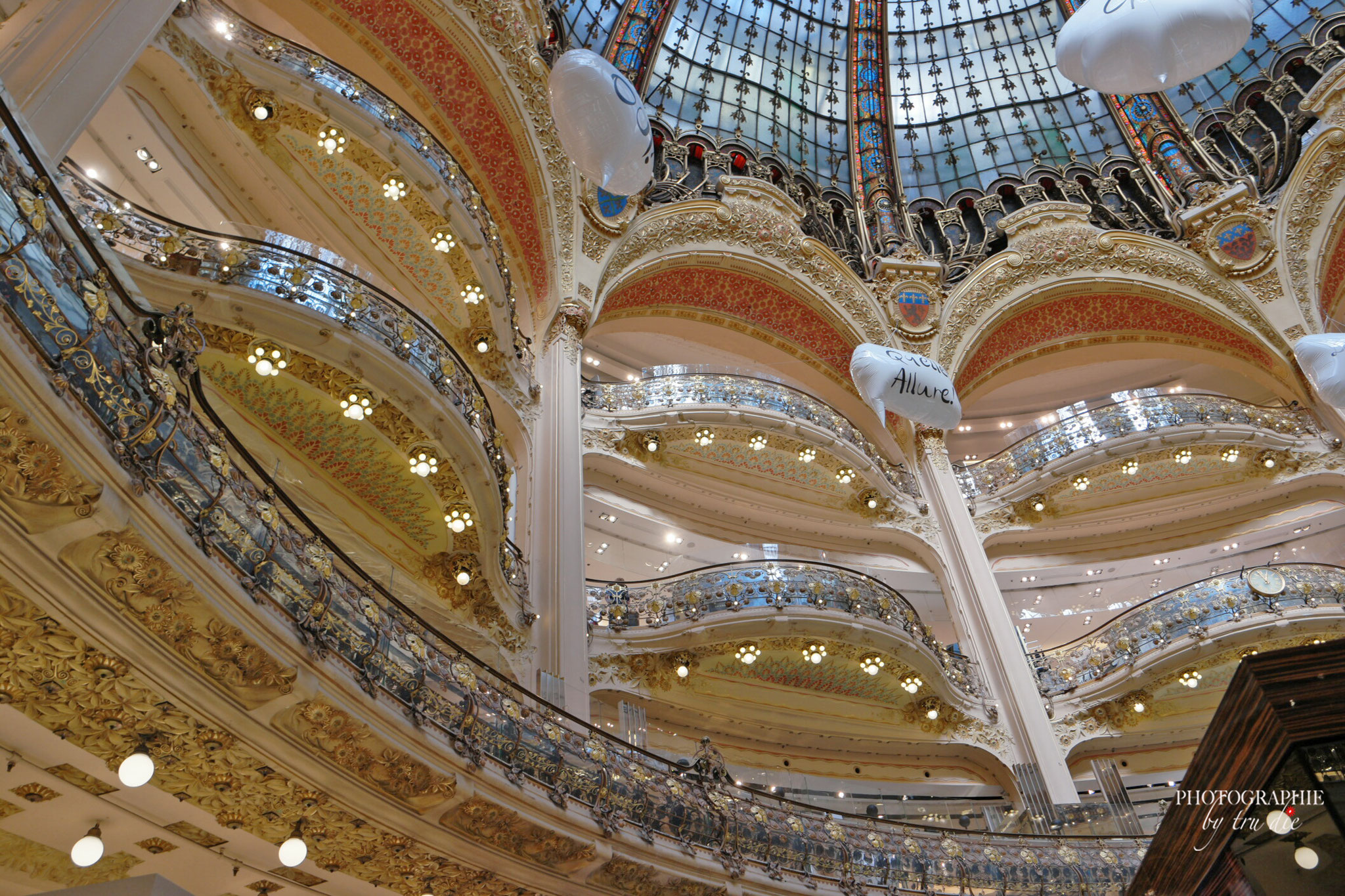 Bild: Galeries Lafayette mit Blick in die Kuppel und Galerien, Paris