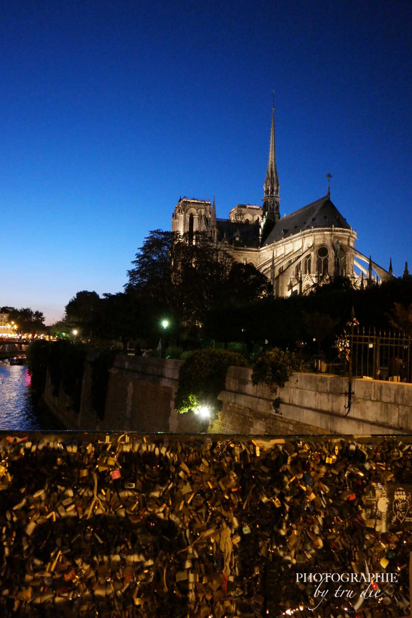 Bild: Pont de l'Archevêché am Abend