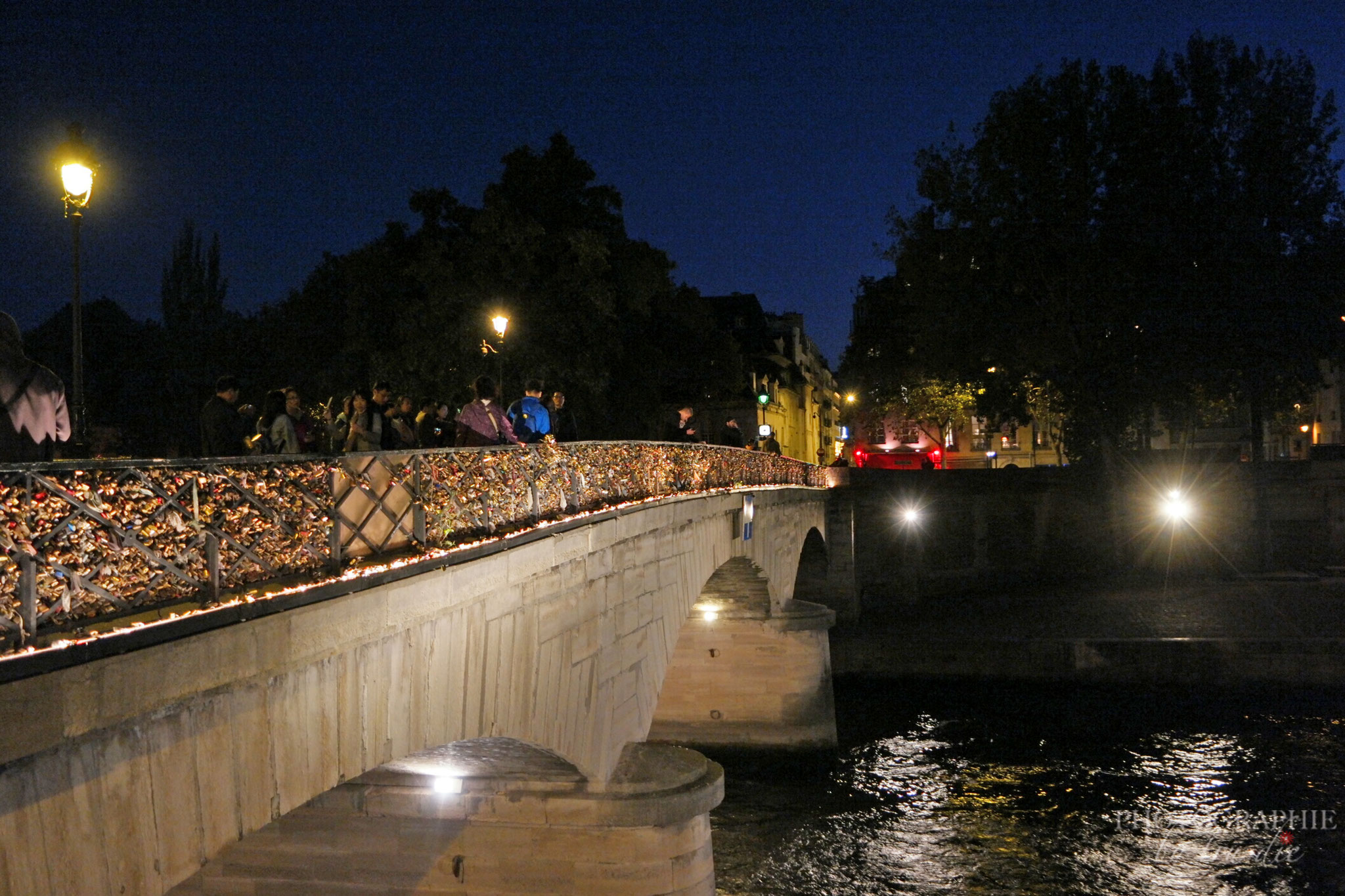 Bild: Pont de l'Archevêché am Abend 