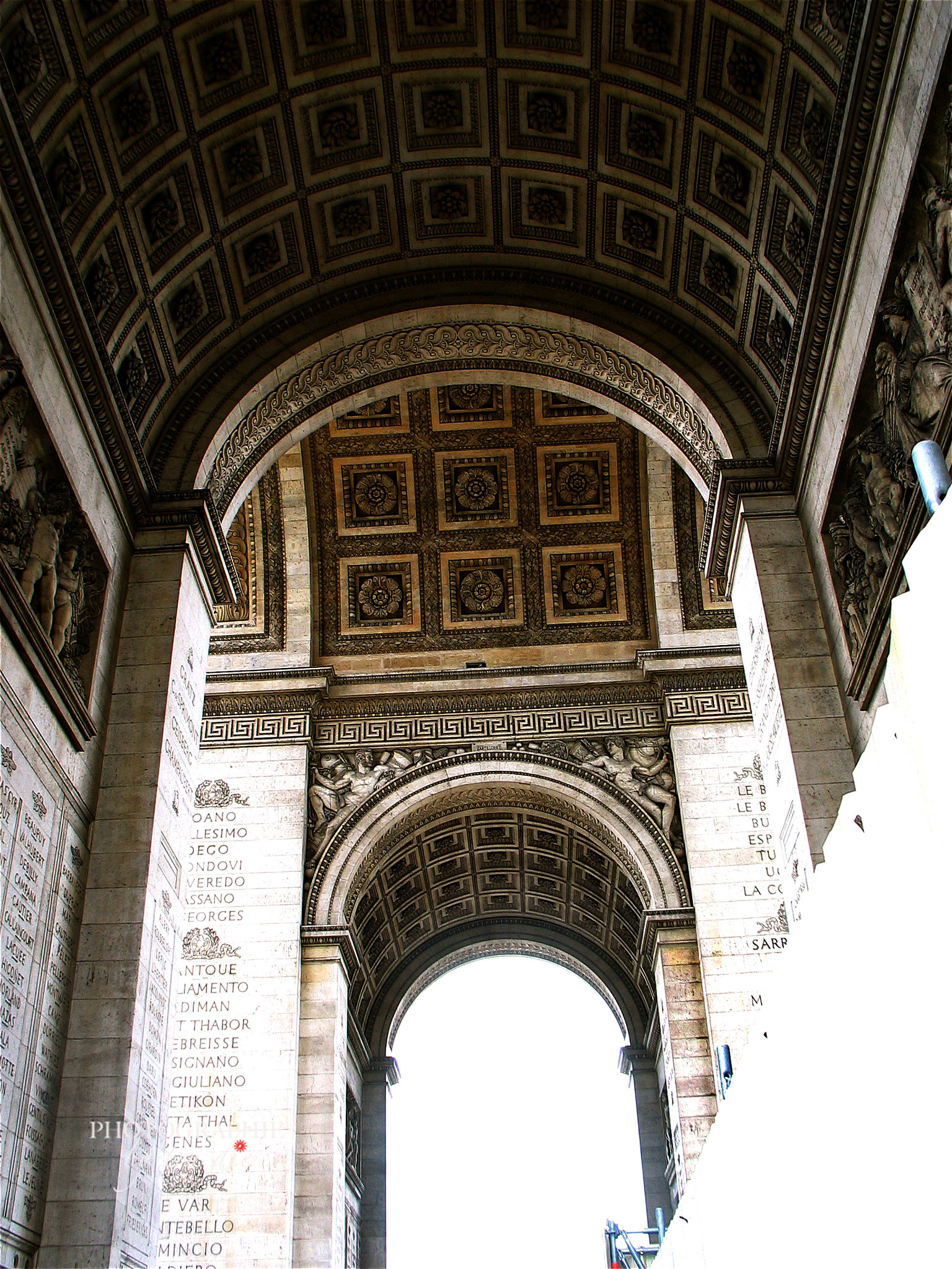 Bild: Am Arc de Triomphe in Paris 