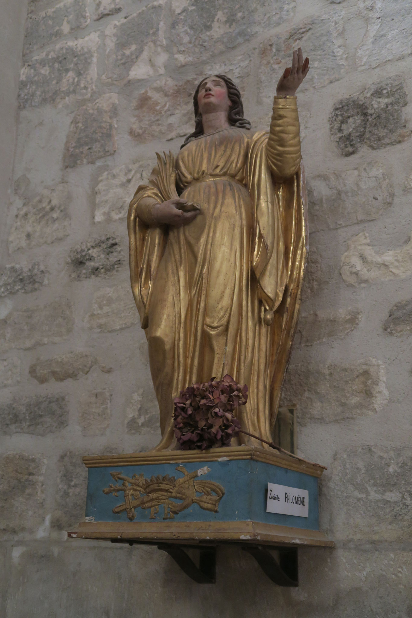 ld: die Heiligenfiguren in der Kirche Notre Dame von Venasque, Vaucluse, Provence 