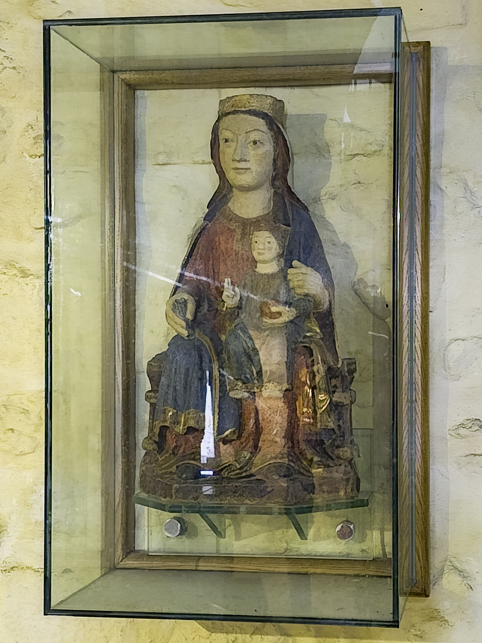 Skulpturen in der Église Saint-Jean-Baptiste in Larrau
