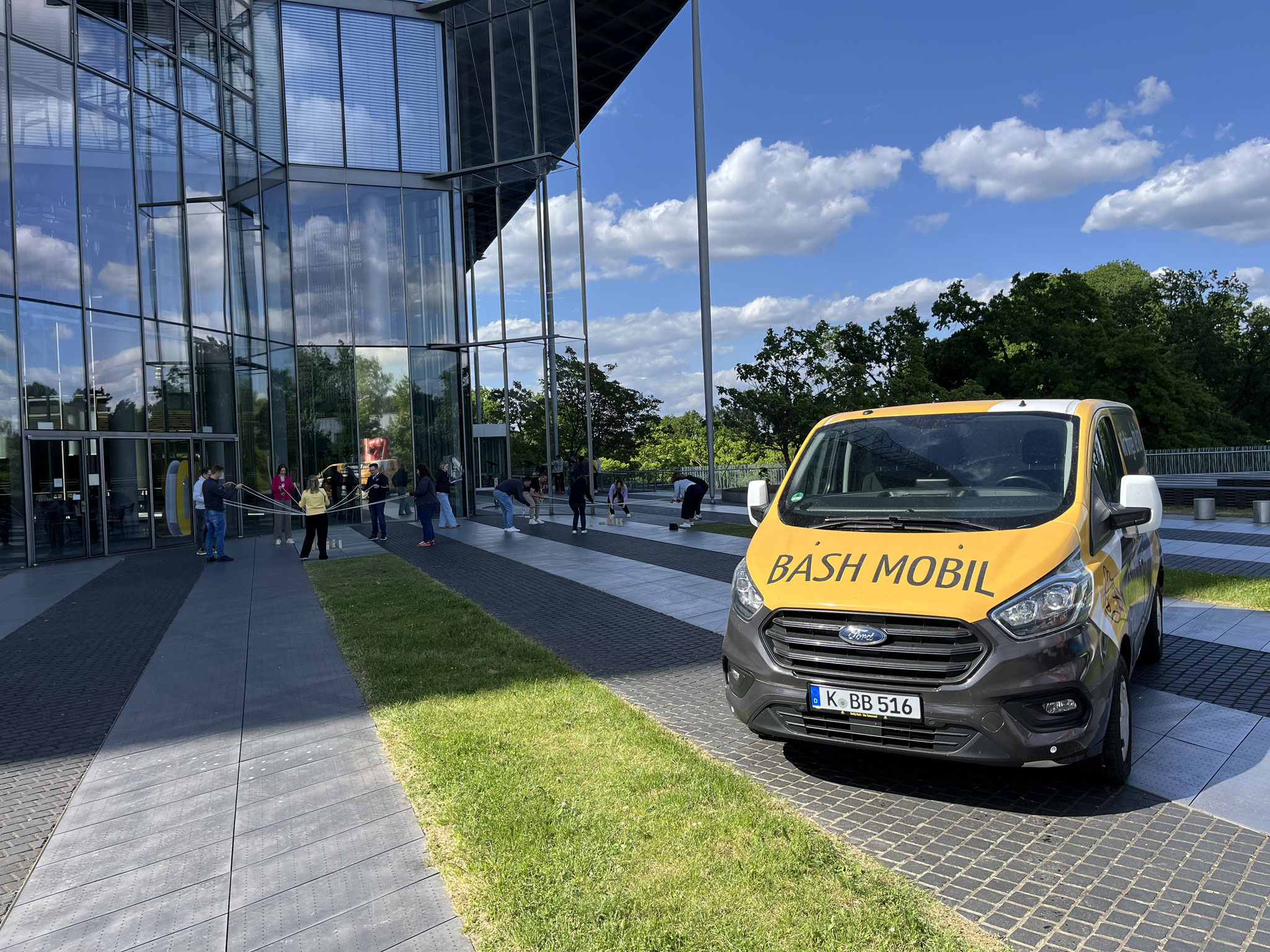 "Herzlichen Dank für dieses unvergessliche Event! Eine tolle Gelegenheit, Kolleg*innen besser kennenzulernen, zusammenzuarbeiten und gemeinsam Spaß zu haben. 2 Stunden voller Motivation und Inspiration." - Martina Dickel, DHL Group