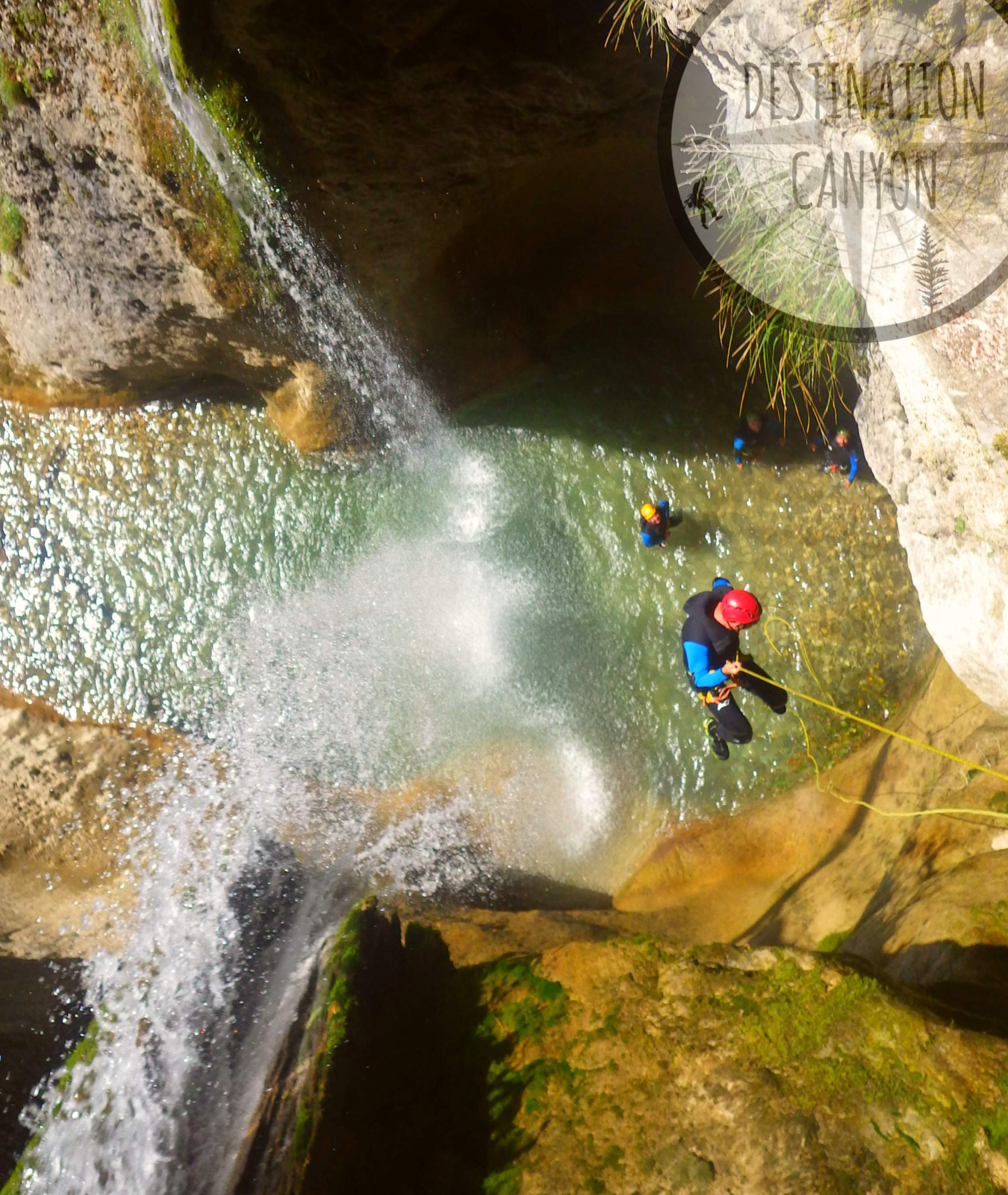 En fil d'araigné dans la surprenante double cascade 