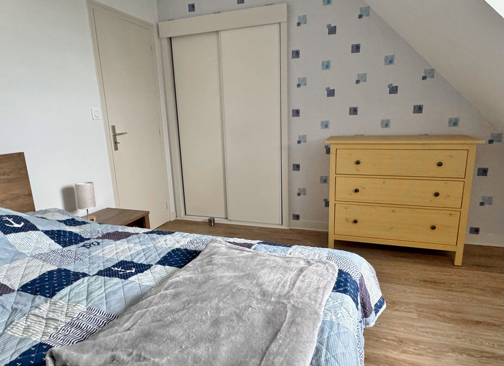 Schlafzimmer mit Meerblick, Kleiderschrank und Kommode, Tal Ar Mor, Plouhinec