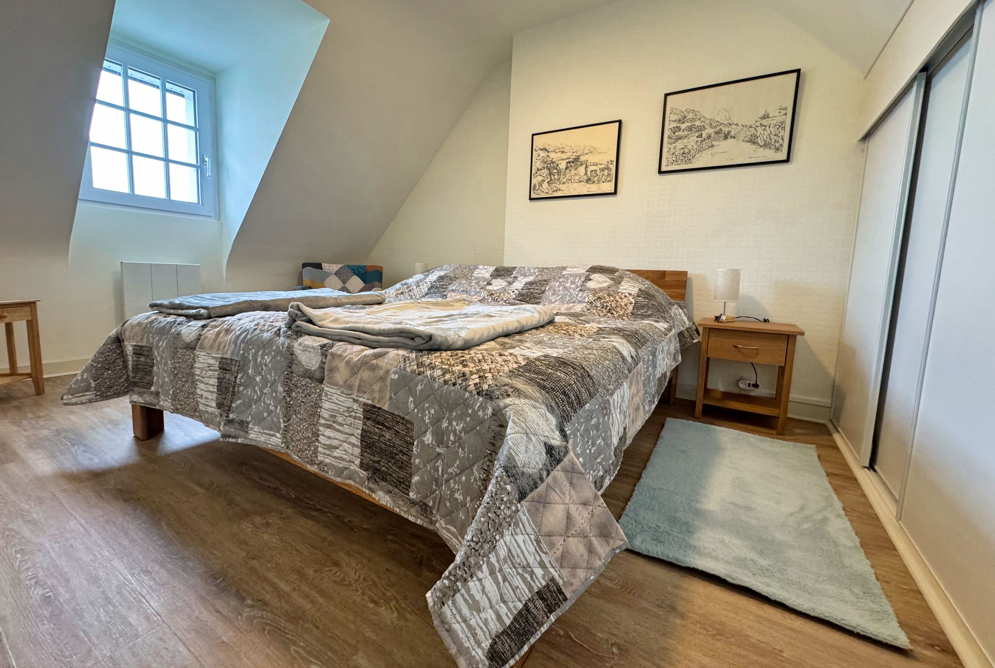 Helles Schlafzimmer mit Kingsize Bett und Meerblick, Ferienhaus Tal Ar Mor, Bucht von Audierne