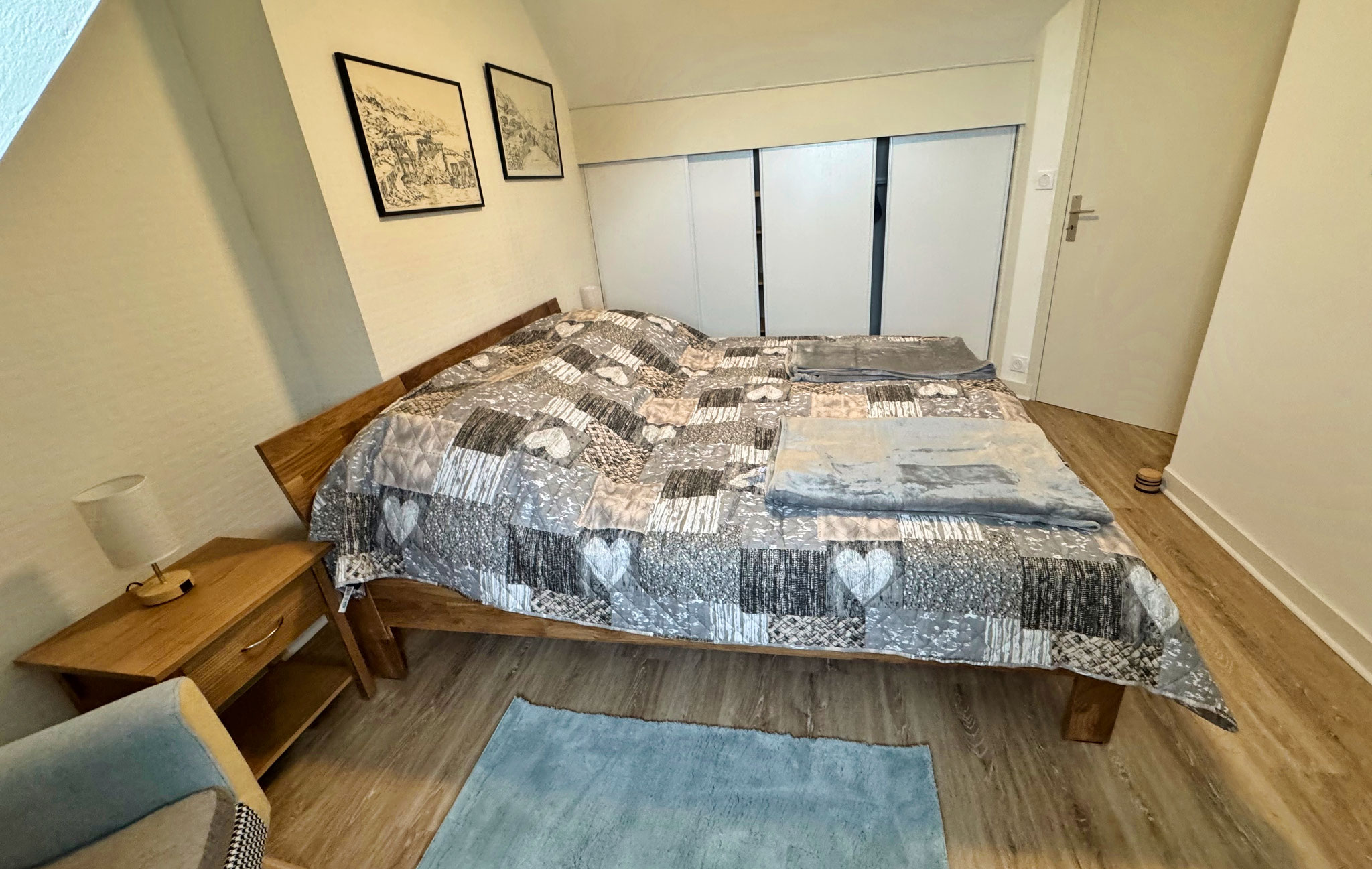 Helles Schlafzimmer mit Kingsize Bett und Meerblick, Ferienhaus Tal Ar Mor, Bucht von Audierne