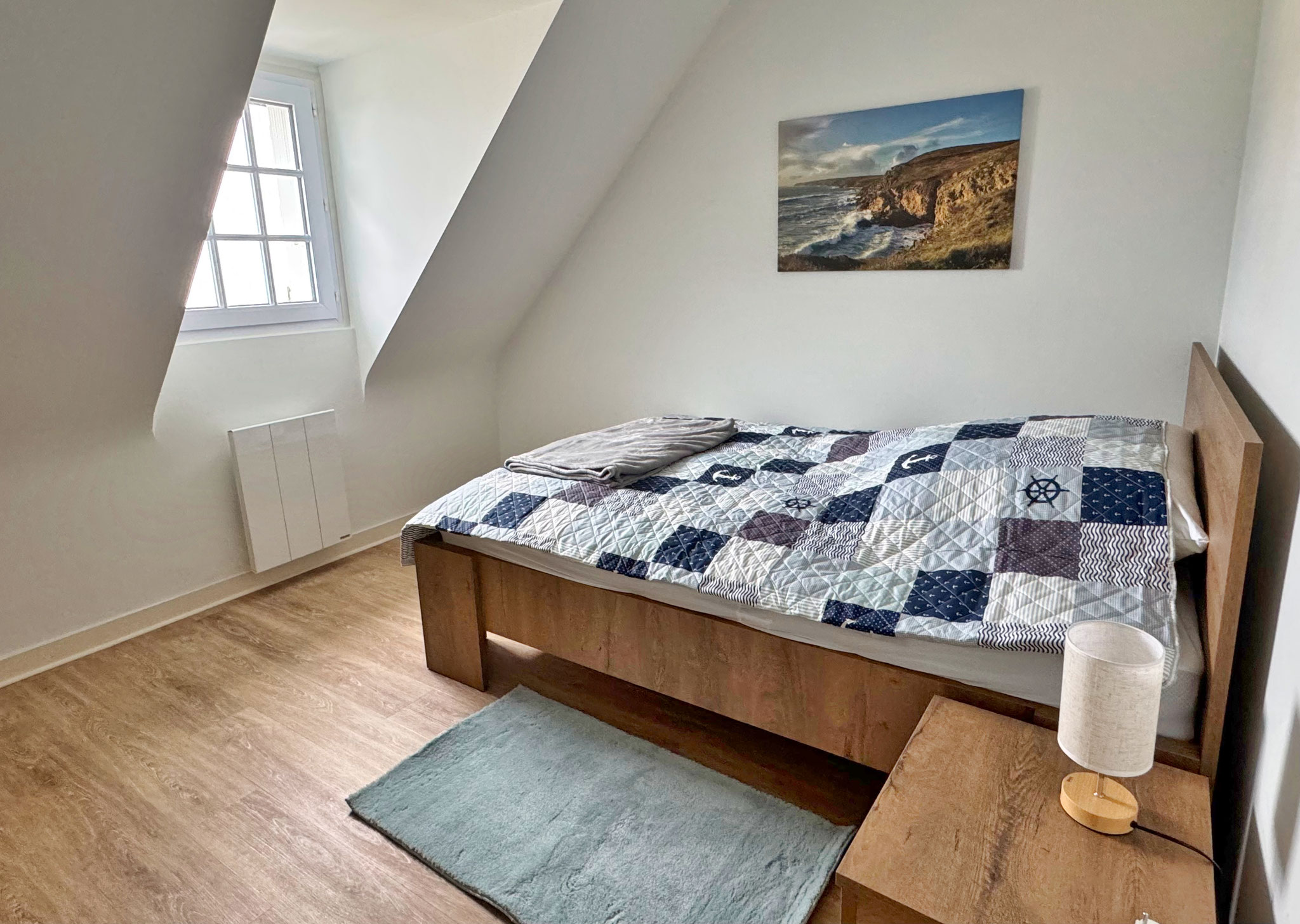 Helles Schlafzimmer mit Meerblick im Ferienhaus Tal Ar Mor am Cap Sizun.