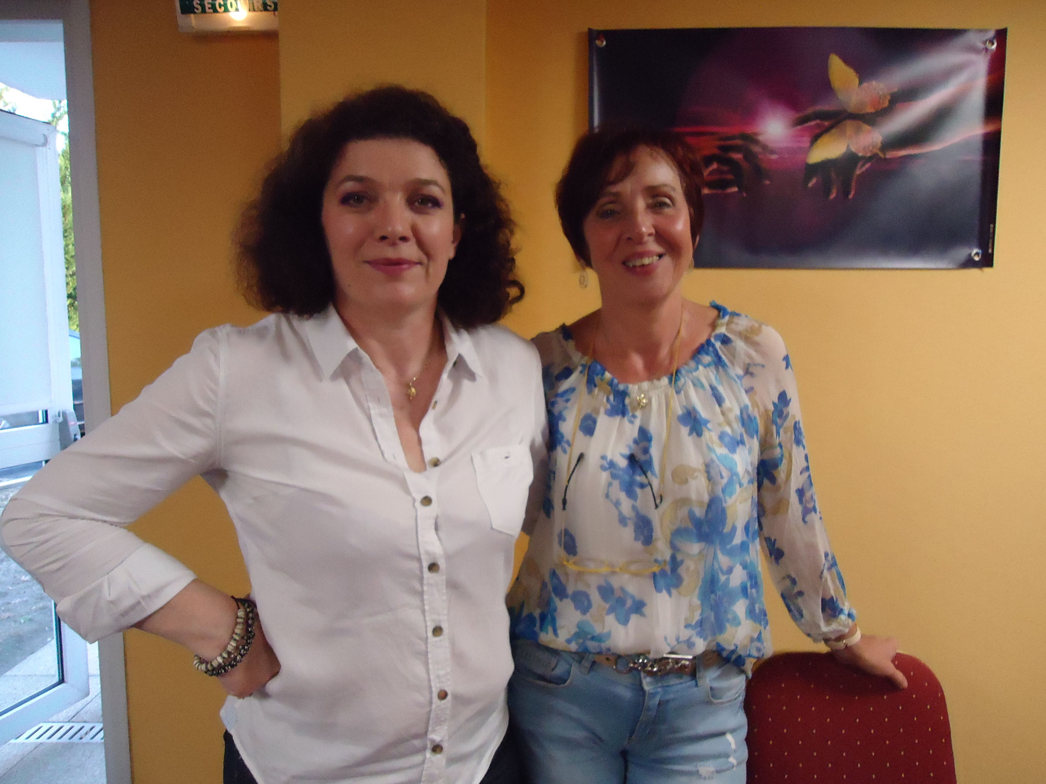 Véronique Joséphine,médium conférencière(à gauche)