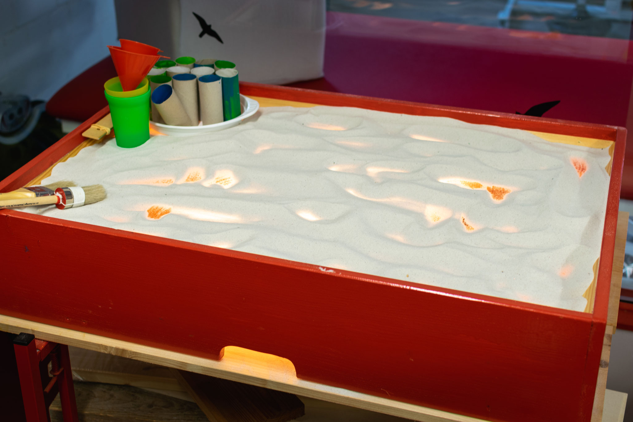 Spielerische Schulung der Bewegungskoordination von rechter und linker Hand, sowie Förderung der Fantasie können u.a. mit der Sandwanne erreicht werden.
