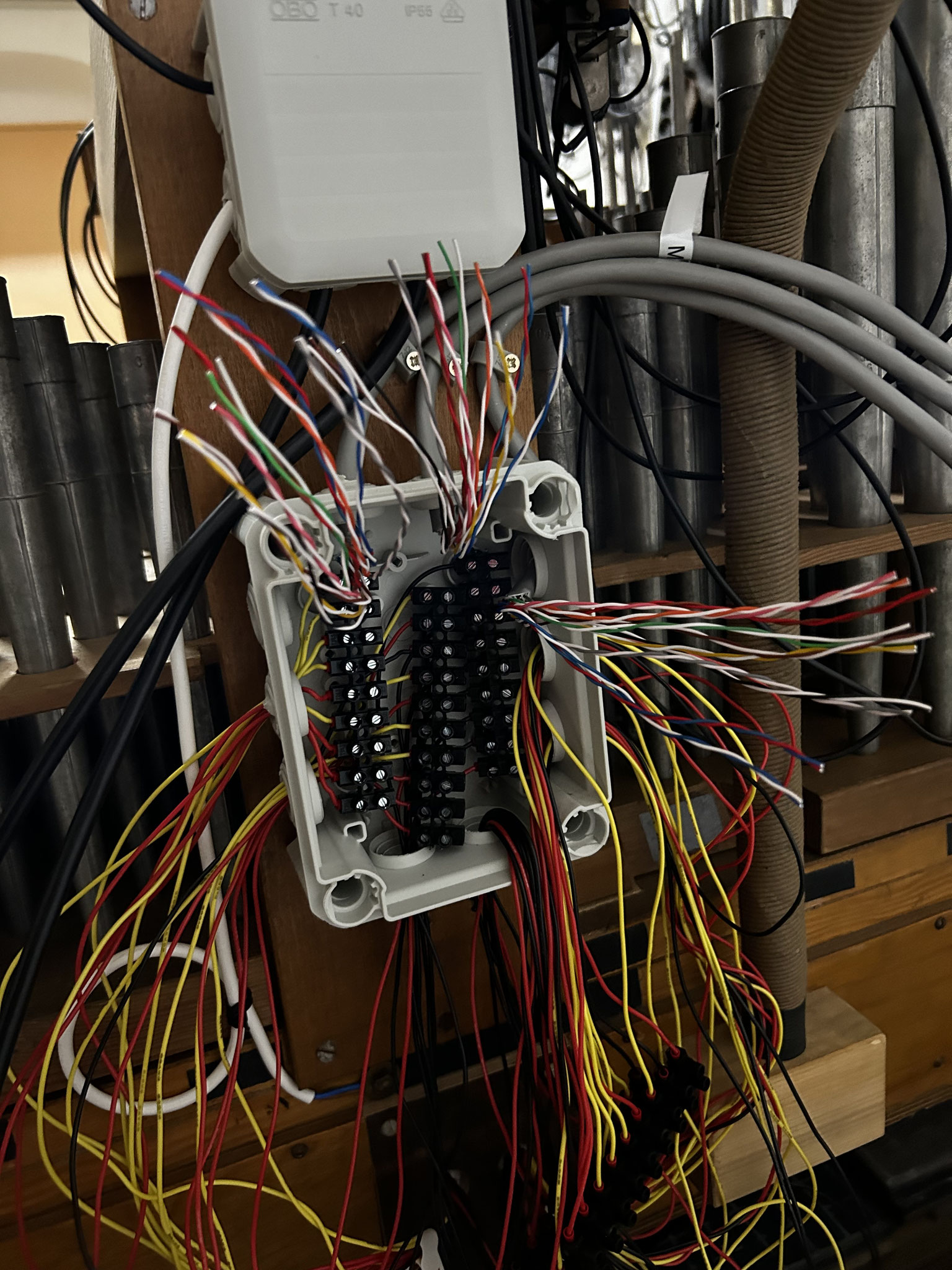 Kleine Kabel von der Manualklaviatur wurden zugeführt. Endergebnis leider nicht als Foto vorhanden.
