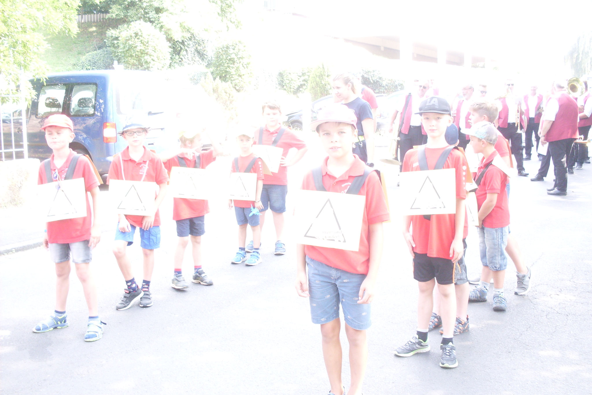 Es ist kurz vor dem Start des Umzuges. Die Kinder stehen schon nervös im Aufstellungsbereich.