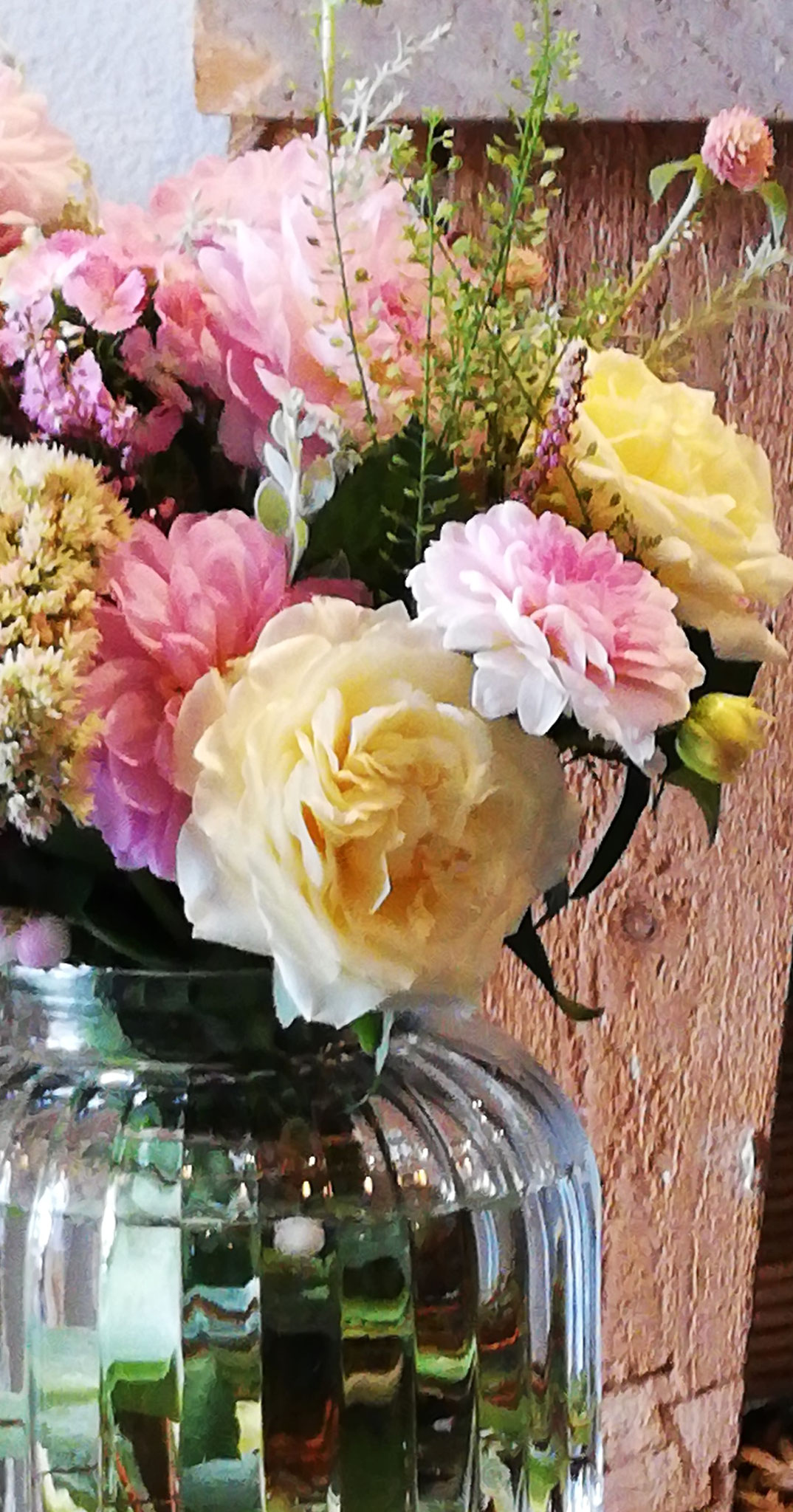 Les roses anglaises dans leur vase (bouquet 40€, vase 9€) 