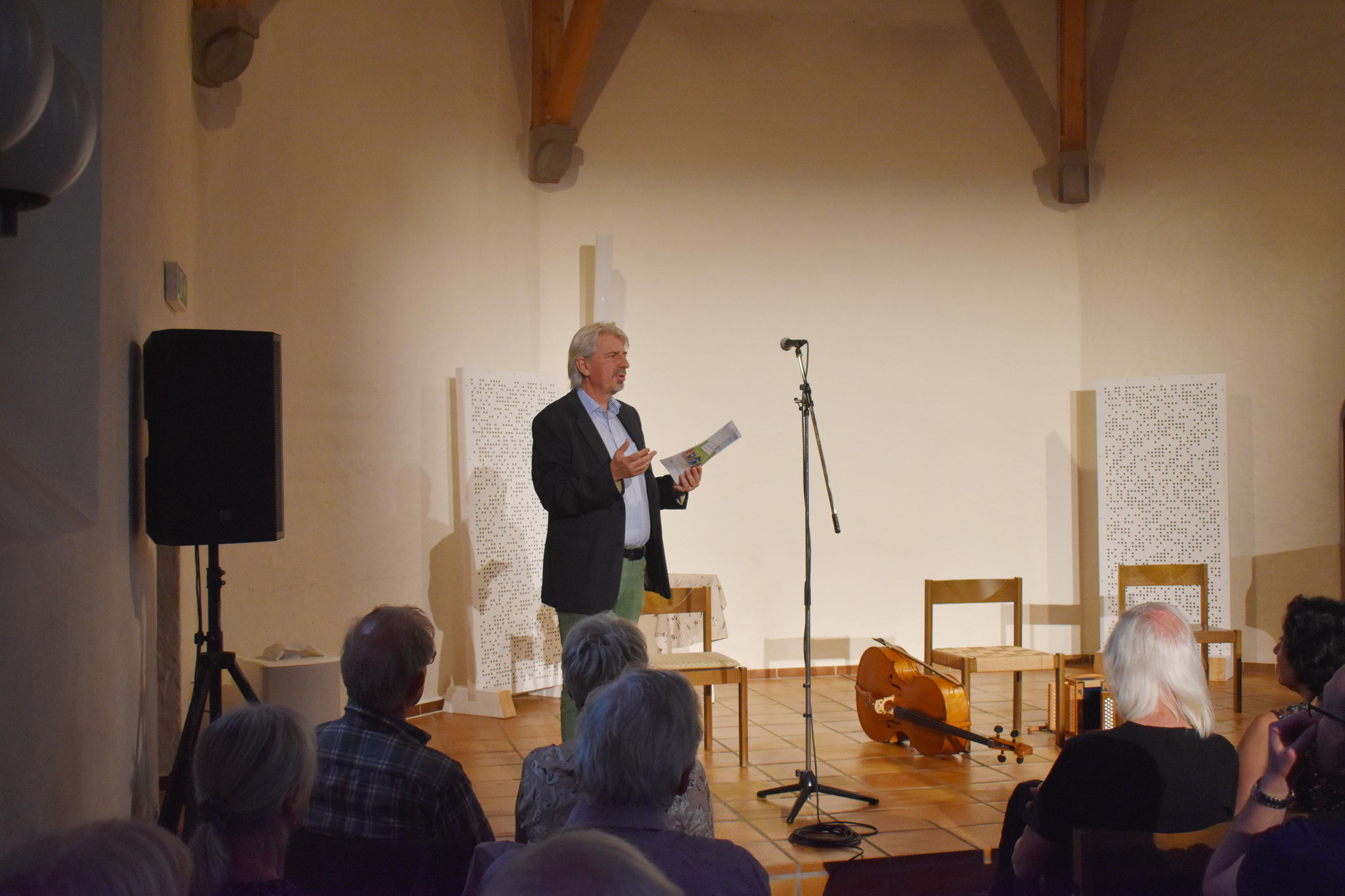 Daniel Haltner vom DorfHus begrüsst das volle Haus