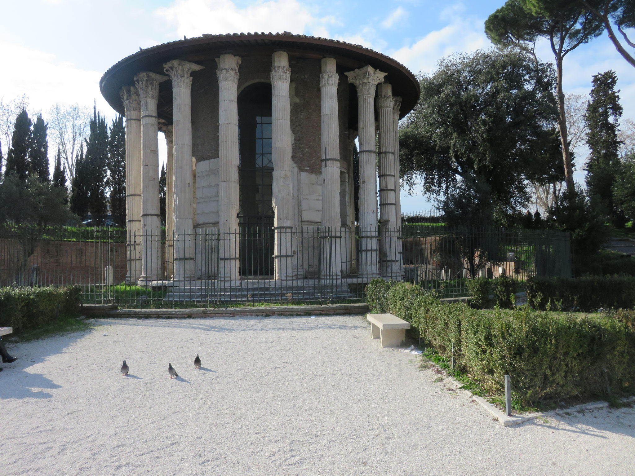 Sur le forum Boarium : temple d'Hercule