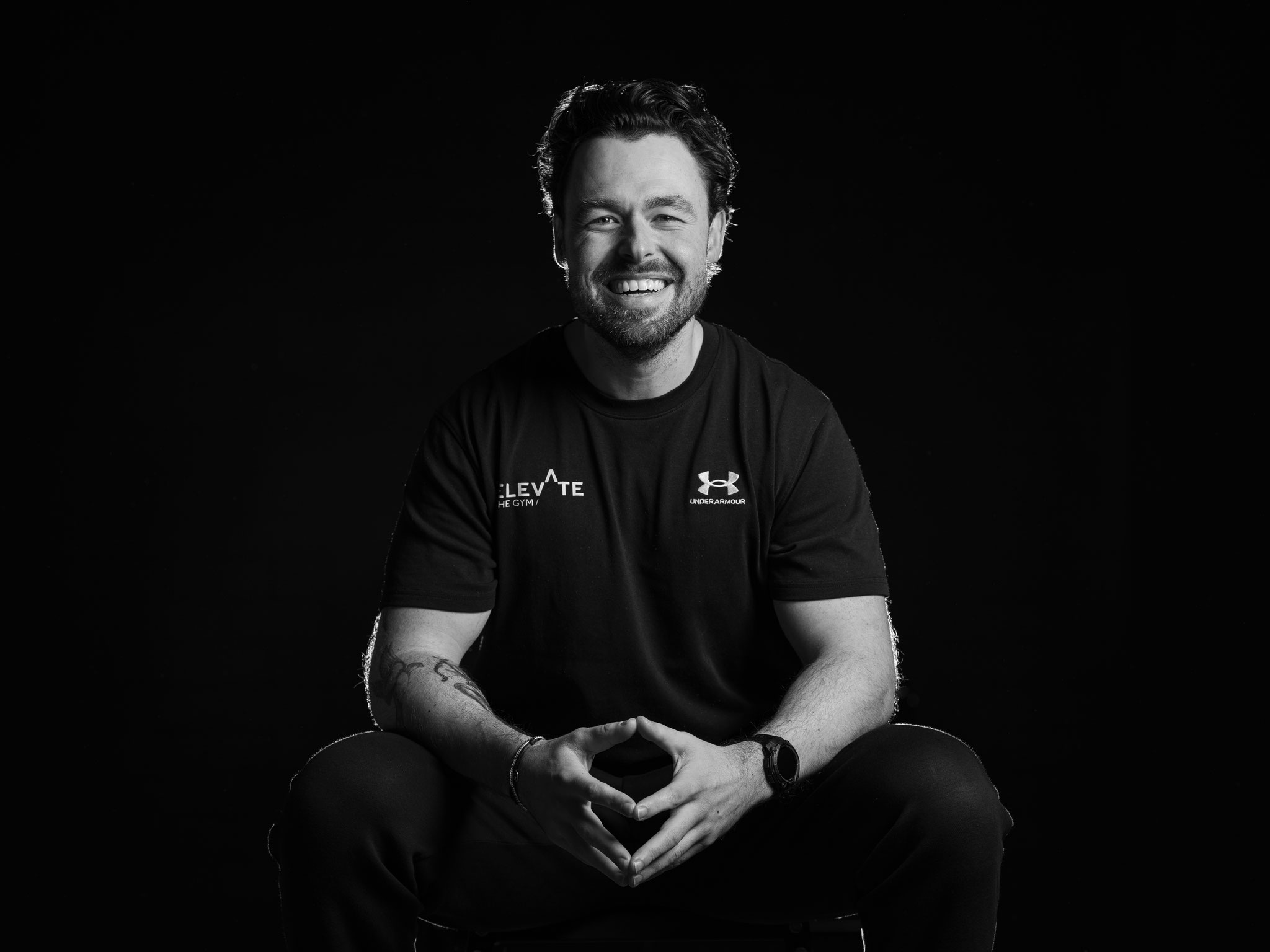 Zwart-wit portret van sportschool eigenaar van Elevate The Gynm.