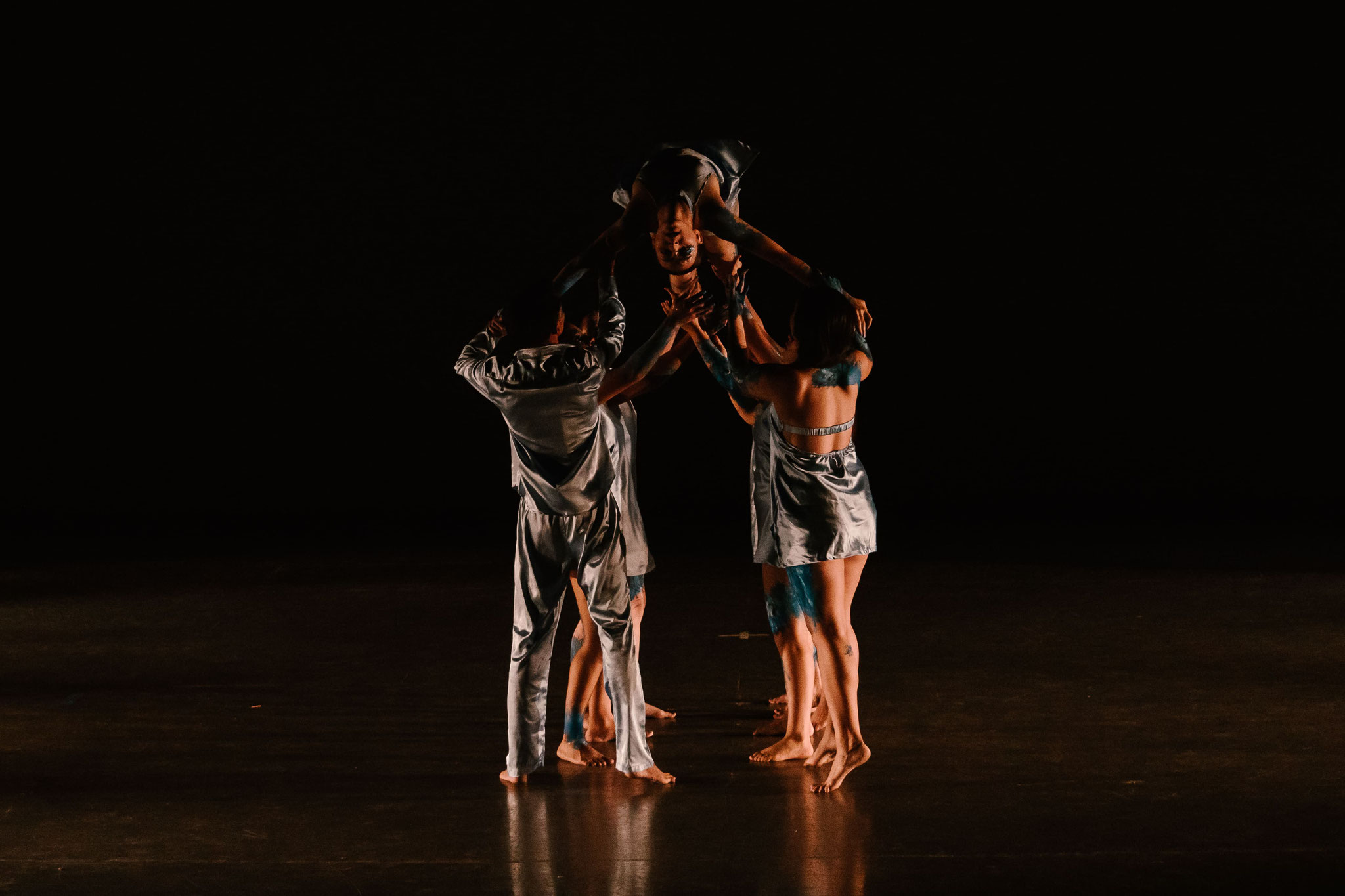 Presentación de danza "Mortel". Estudiantes de 6.° semestre de Bachillerato en Artes y Humanidades en Danza