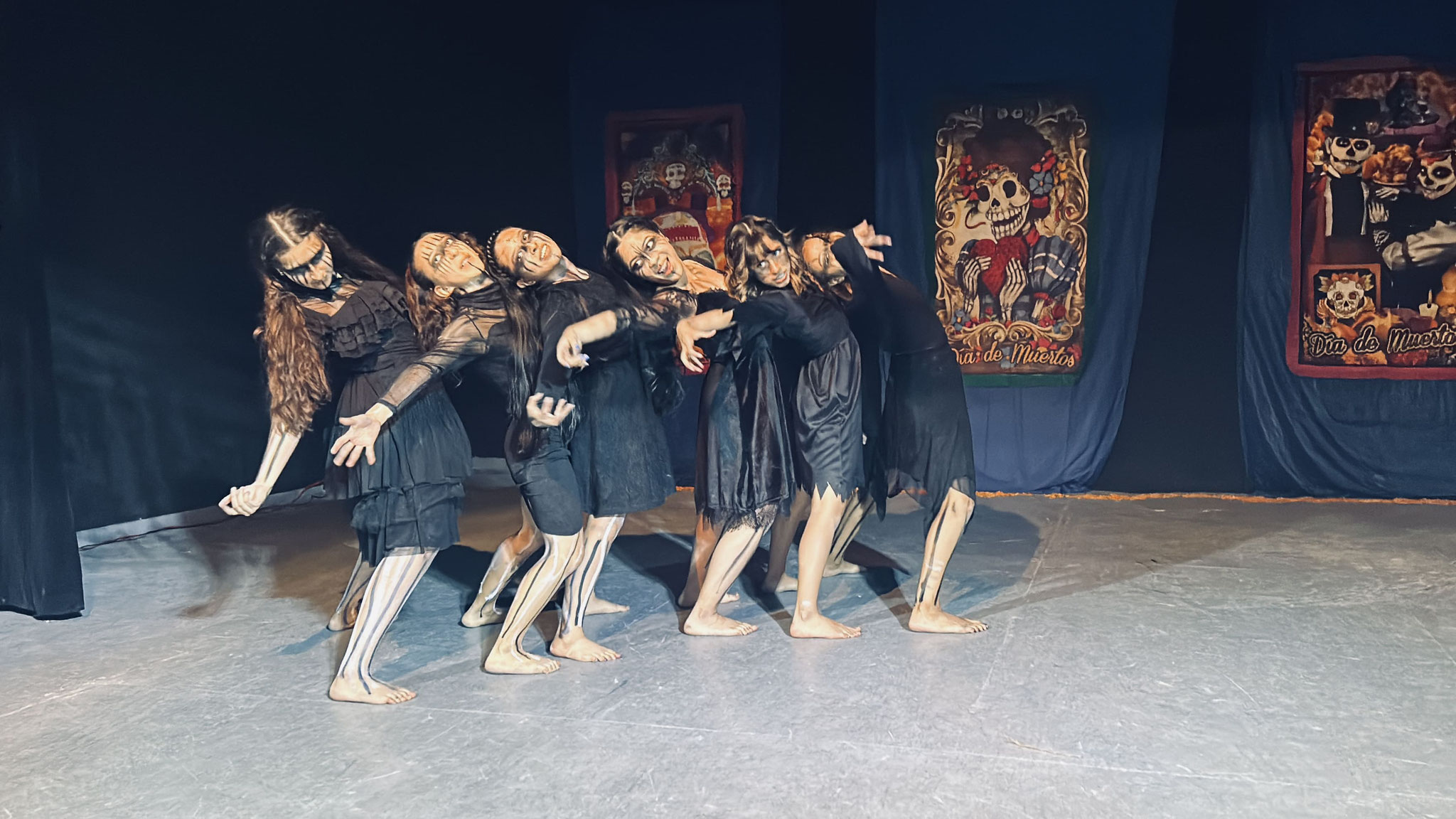 Presentación de danza "Amanecer vivos...quisiéramos" a cargo del área de Danza Popular Mexicana.