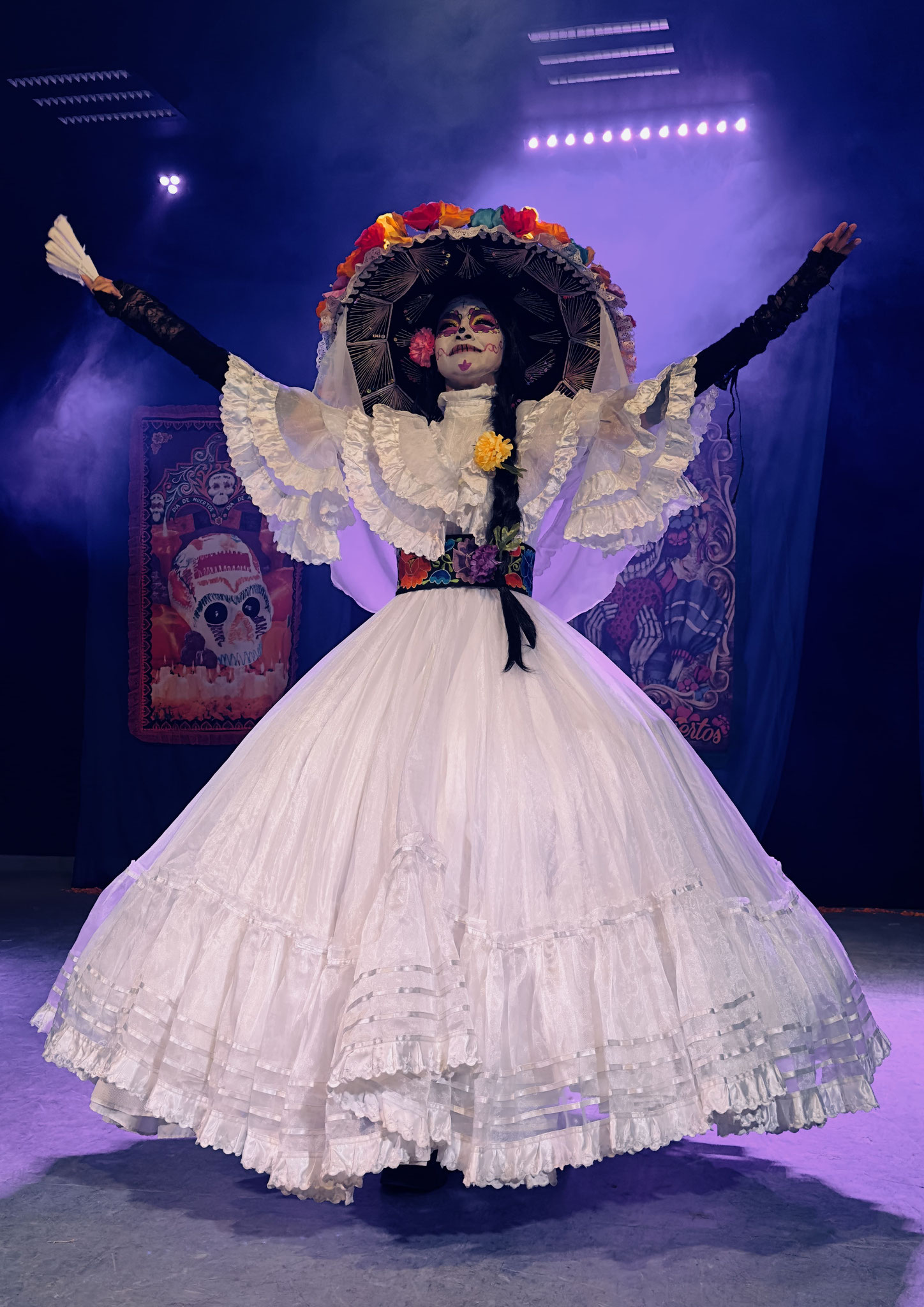Presentación de danza "Amanecer vivos...quisiéramos" a cargo del área de Danza Popular Mexicana.