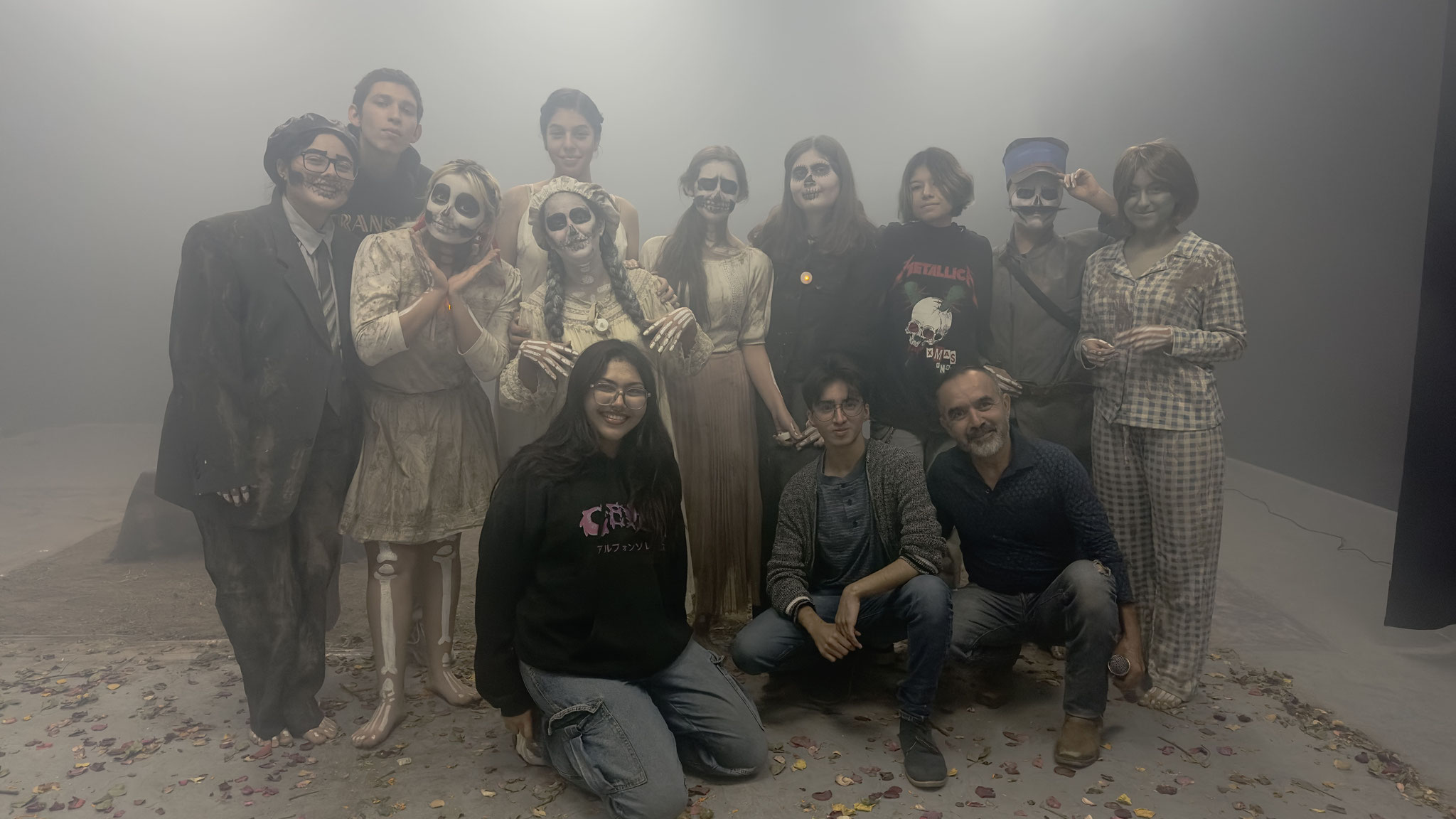 Obra de teatro "Un hogar sólido" a cargo de estudiantes de 5.° semestre de Bachillerato en Artes y Humanidades en Arte Teatral.