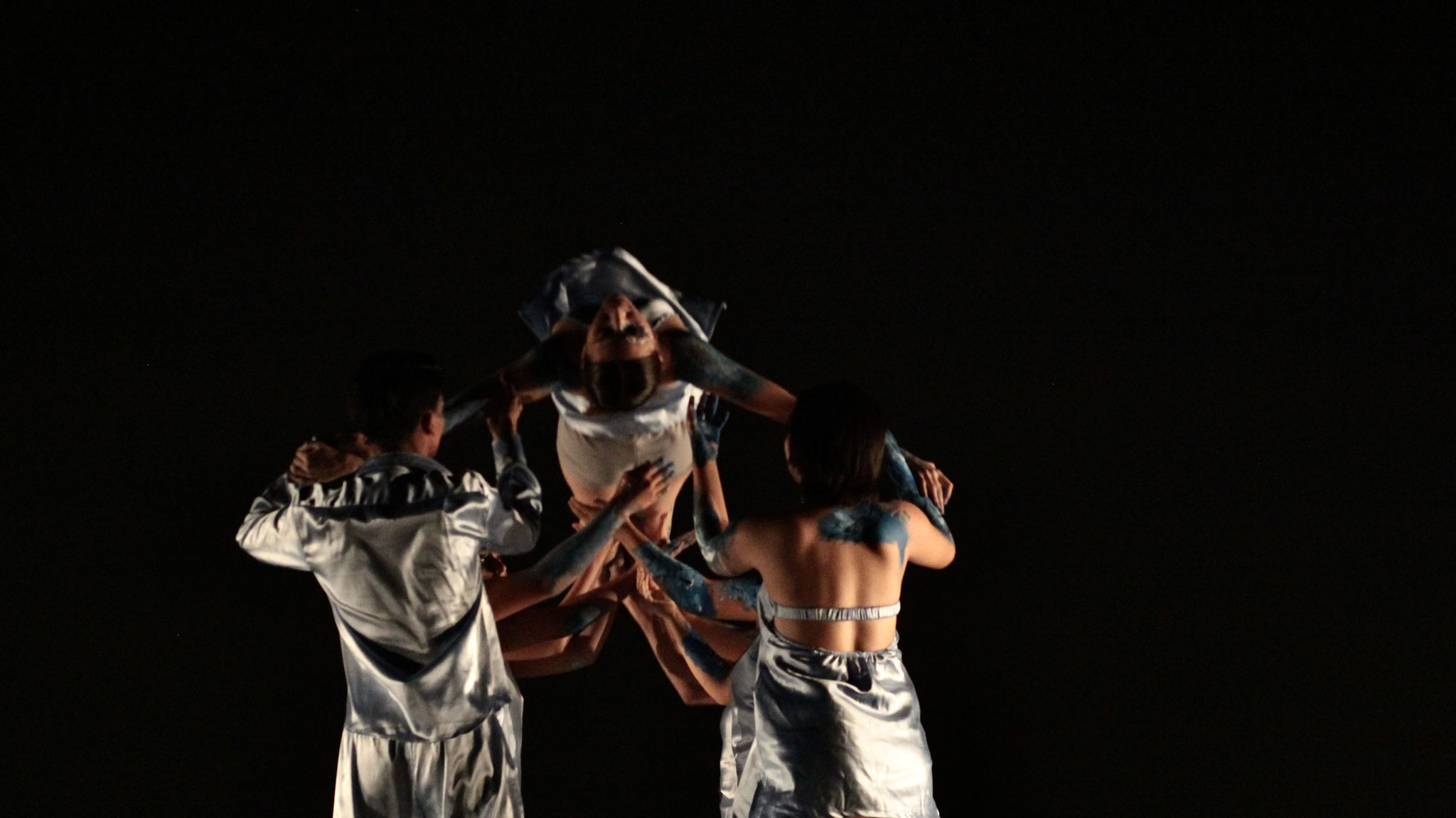 Presentación de danza "Mortel". Estudiantes de 6.° semestre de Bachillerato en Artes y Humanidades en Danza