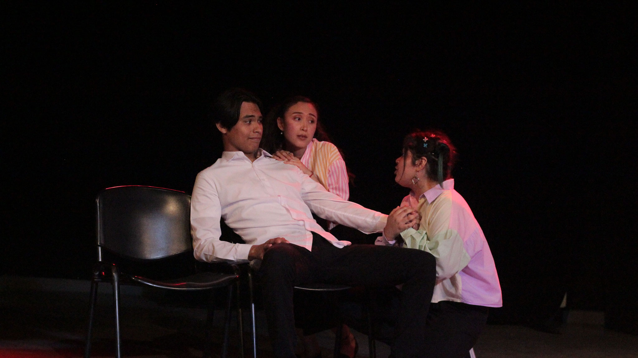 Obra "Fractales". Estudiantes de Profesional Medio en Arte Teatral bajo la coordinación de Rosa María Rojas