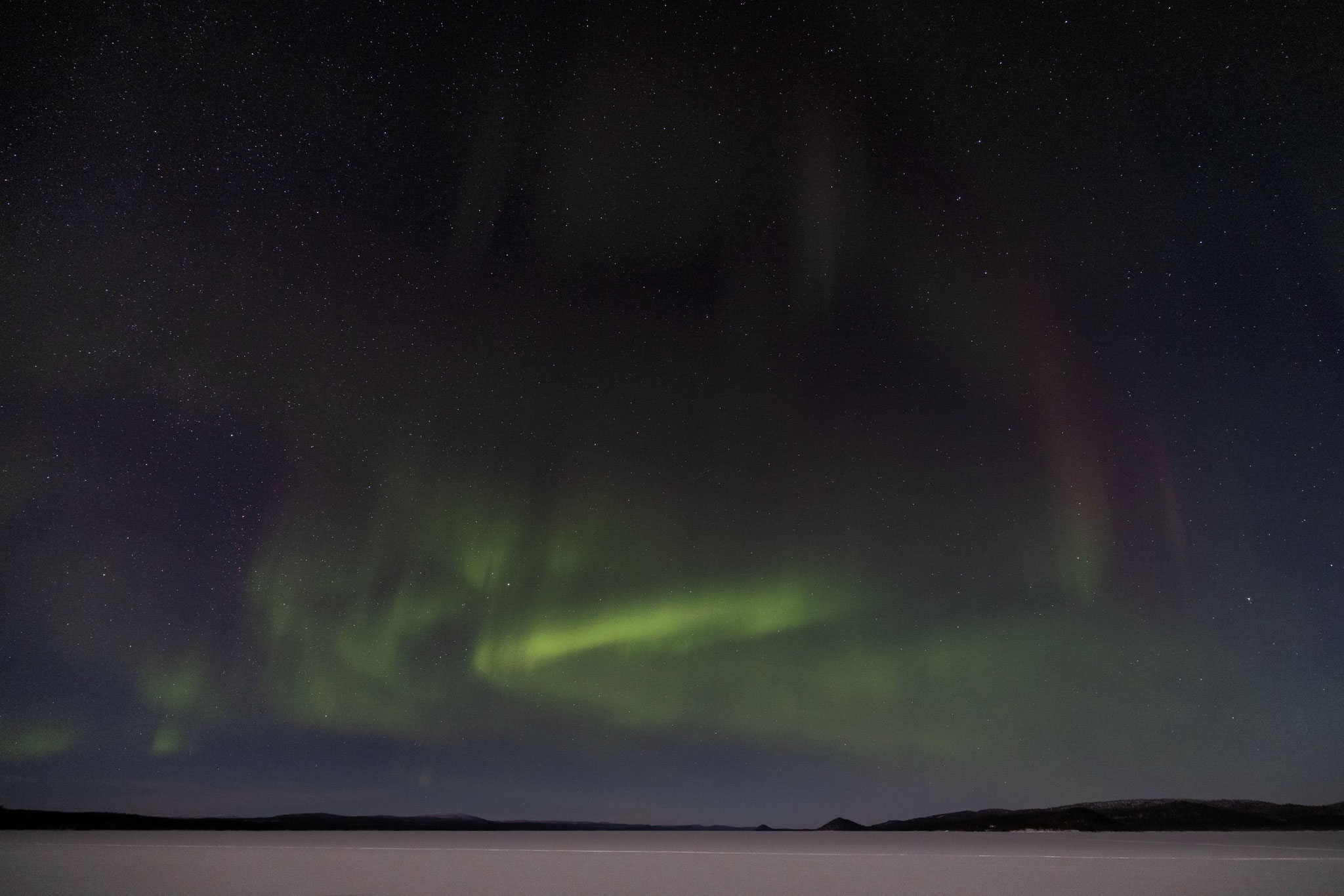 Gewaltige Aurora borealis über einem gefrorenen See