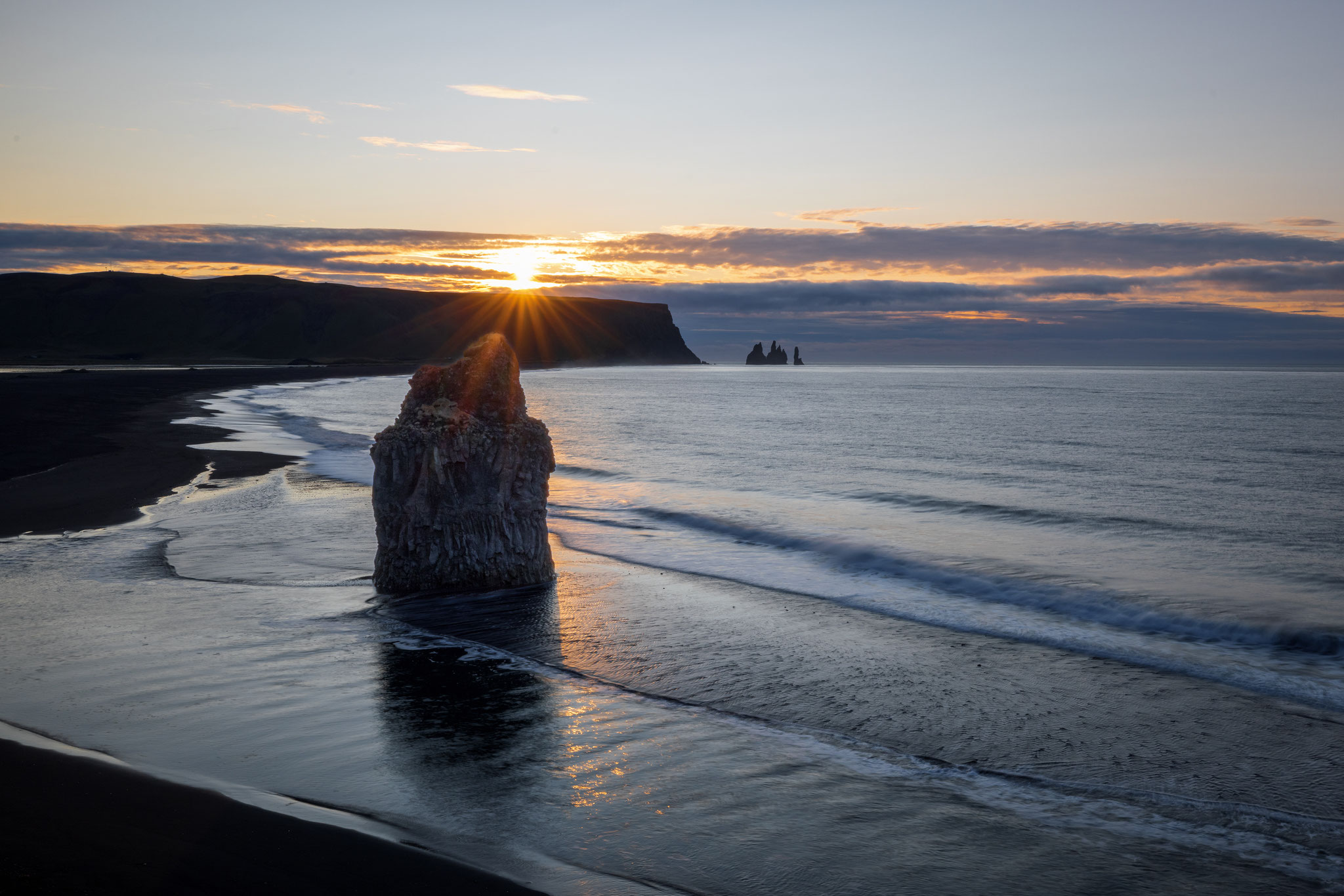 Der einsame Felsen namens Arnardrangur. Im Hintergund die Reynisdrangar