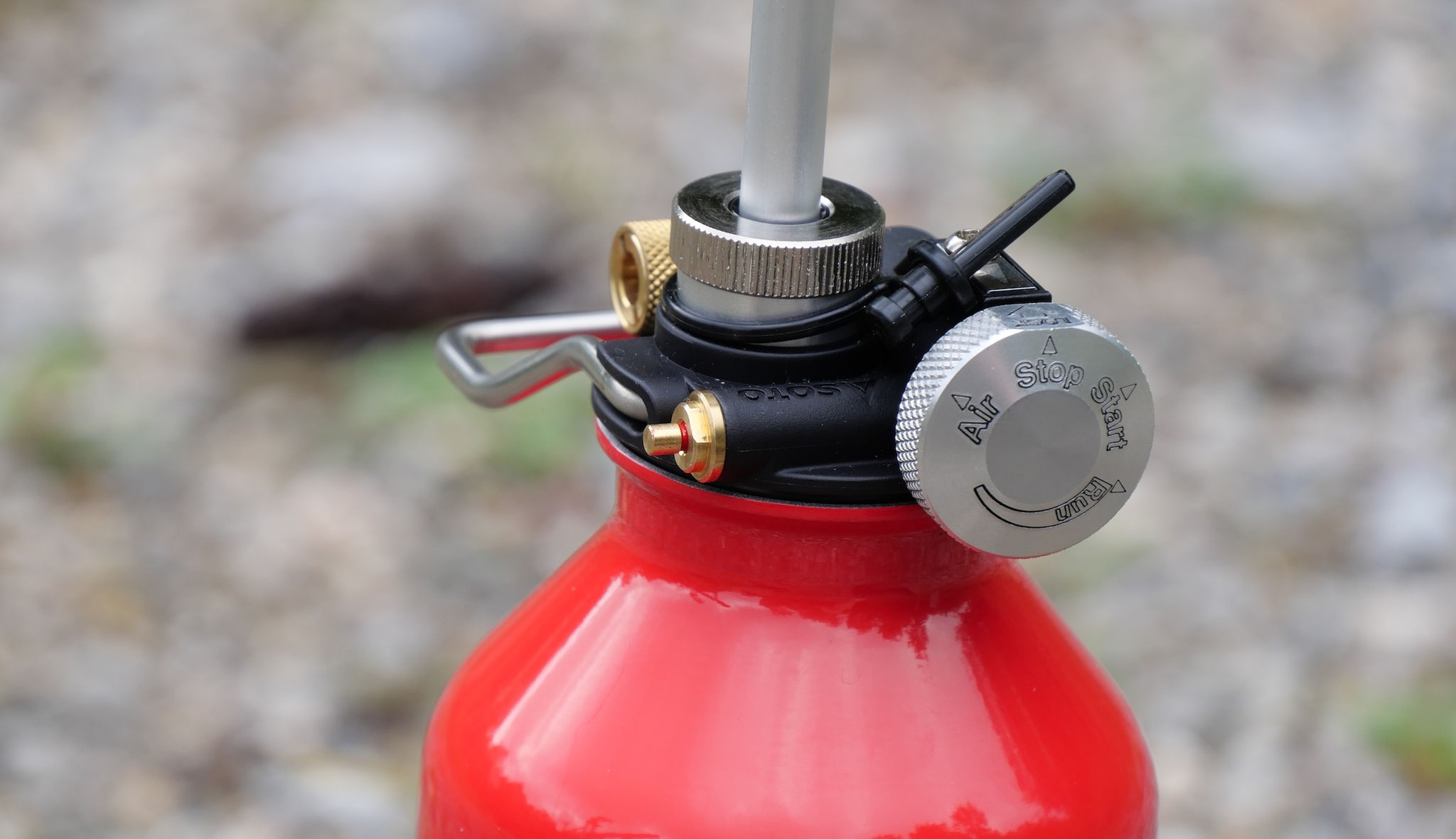 der nötige Druck in der Flasche ist erreicht, man sieht die rote Markierung am Messingstift