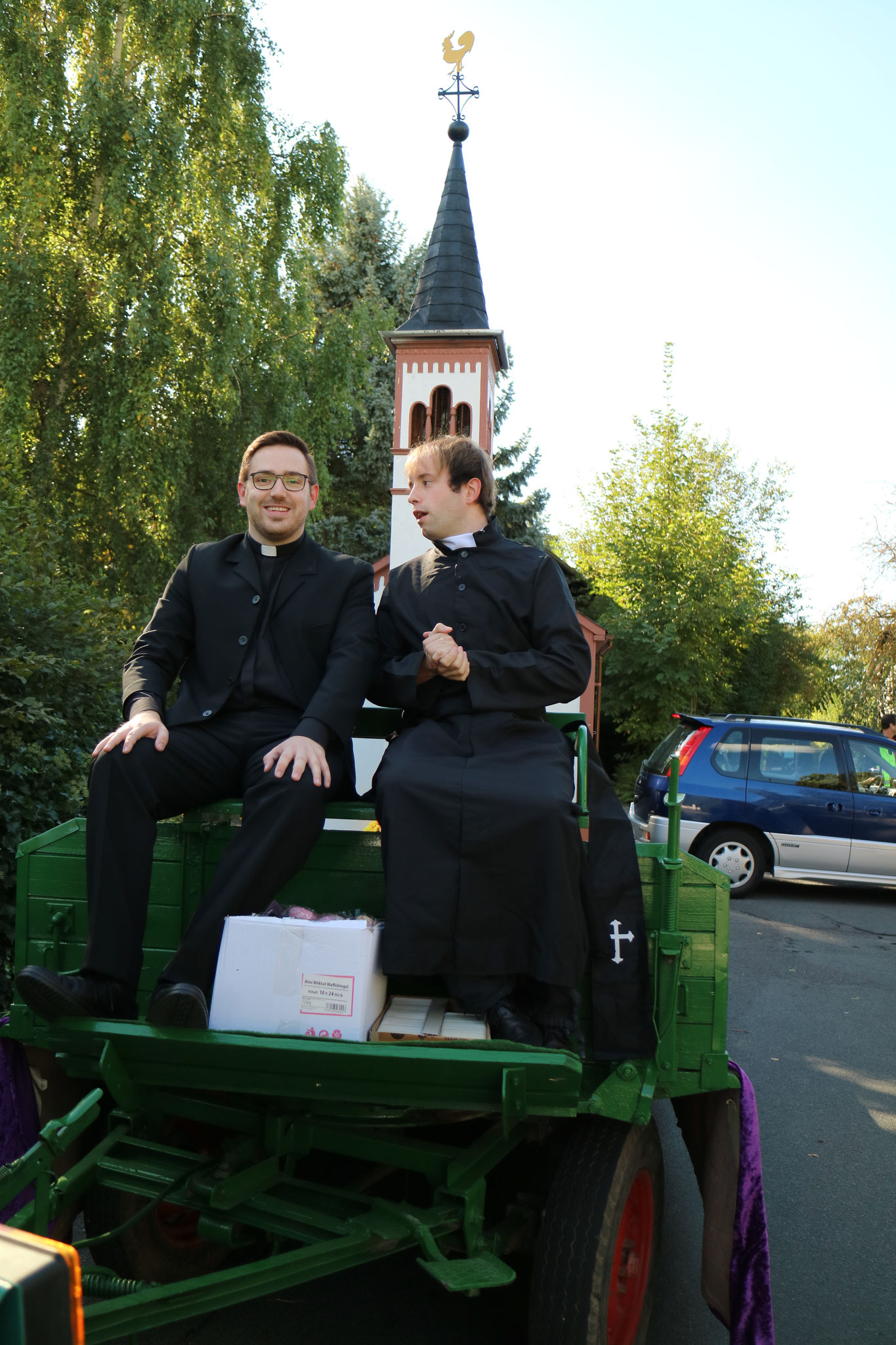 Pfarrer Clement (Steffen Hahn) und Hilfspfarrer Hawes (Lukas Stühn)