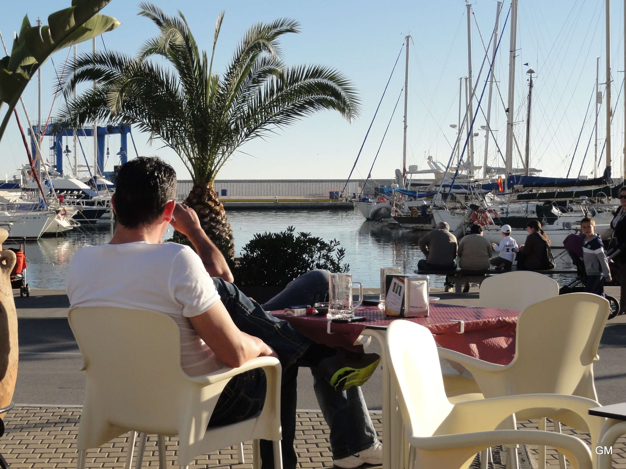 Restaurant El Camarote mit Blick auf den Yachthafen       