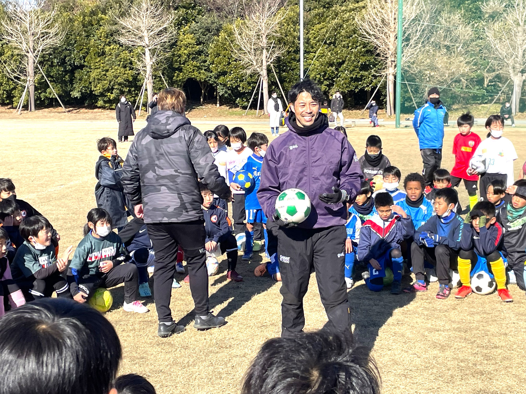 成岡氏はボールの止め方、コントロールを指導。