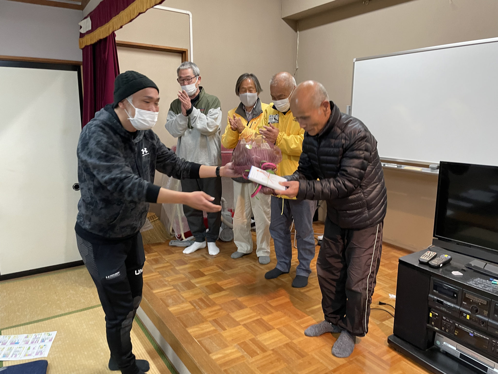 朝倉会長に篠田理事長から記念品を贈呈