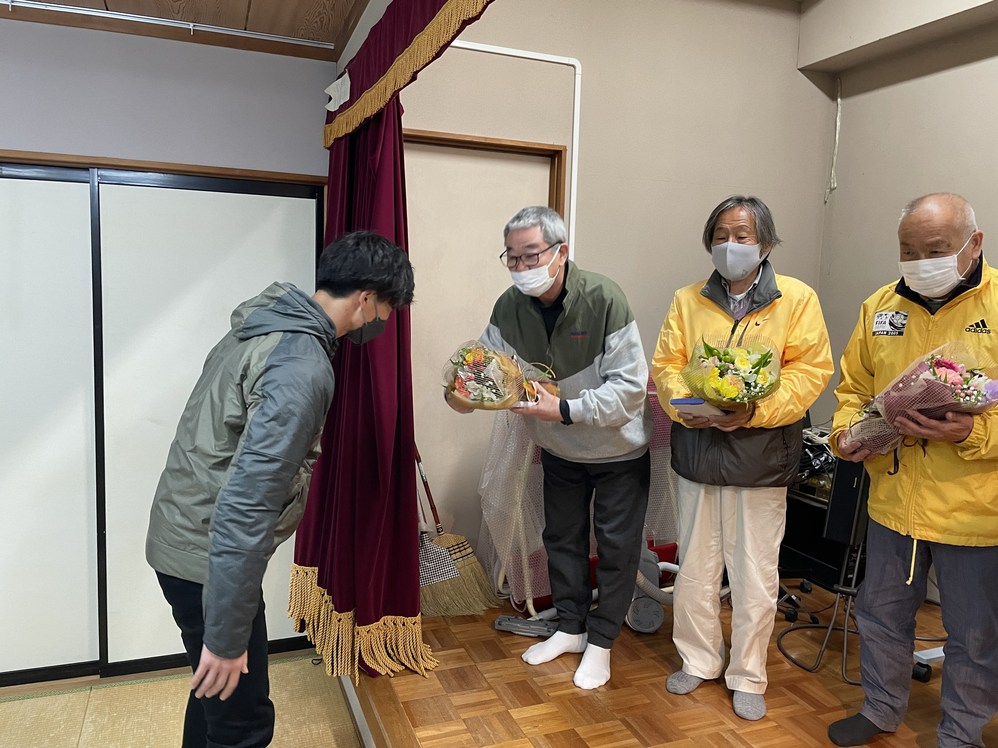 佐藤相談役に舎川２種理事から記念品を贈呈