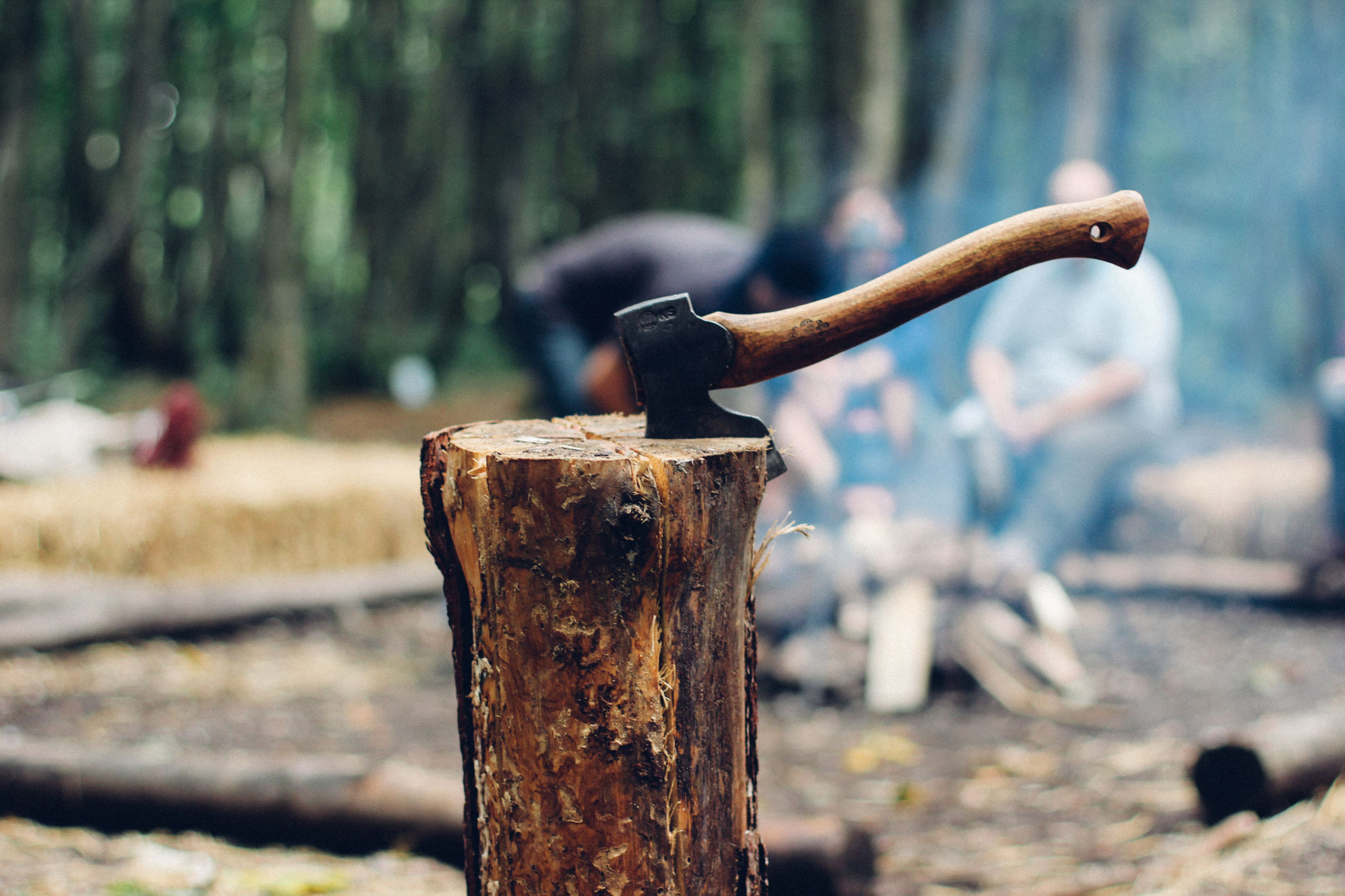 Holz hacken für das Lagerfeuer