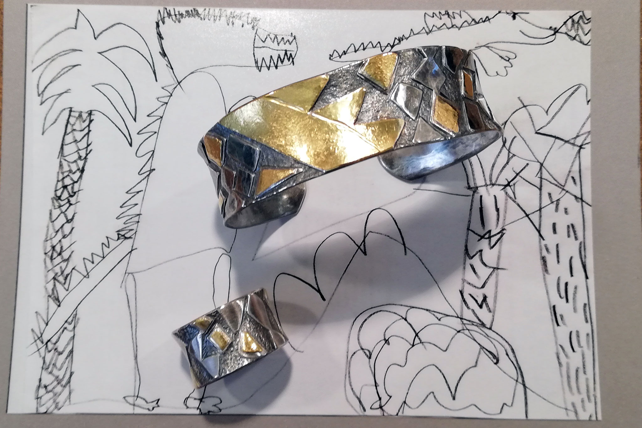 Armspange (verkauft) und Ring "Palmenstamm mit Dinoschwanz", Silber mit Gold (Julia Rauen)