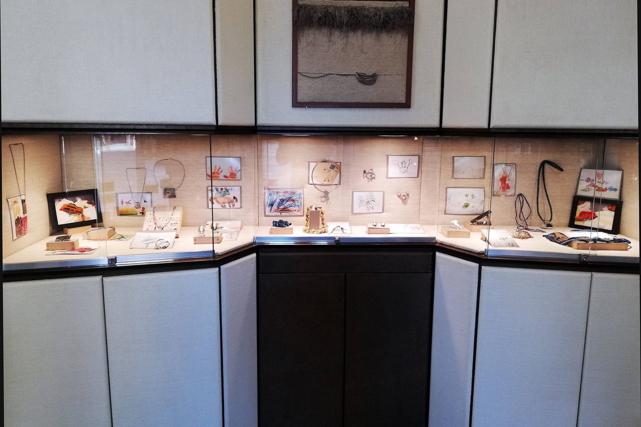 Große Vitrine voller Hoffnungszeichen