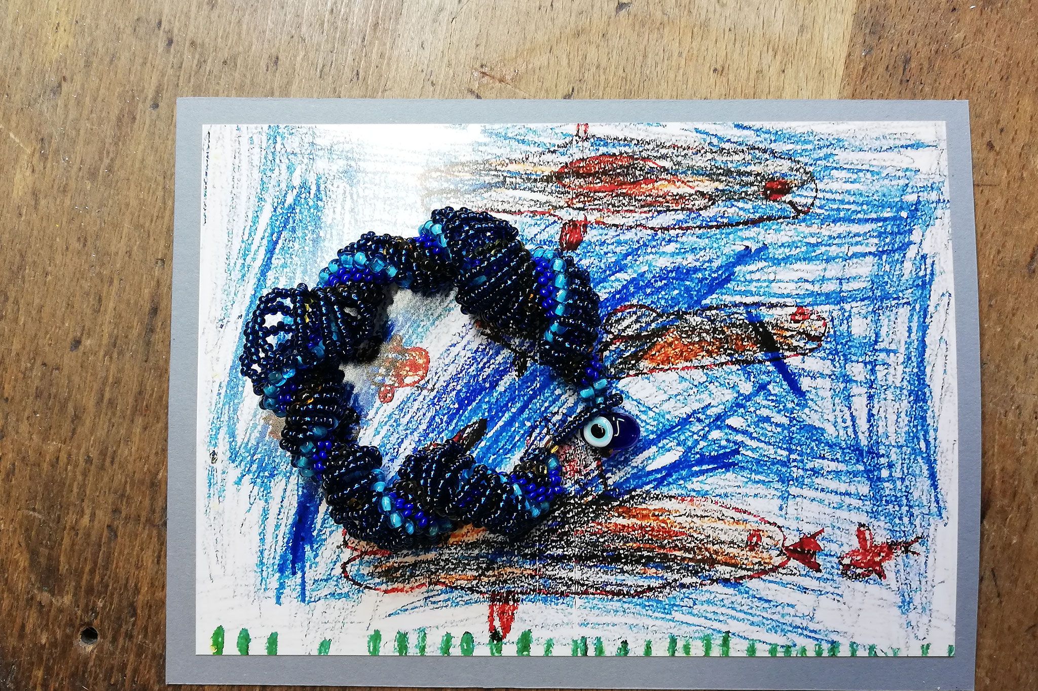 Armband aus Rocailleperlen nach den Farben des Fischbildes (Karina Beisel)