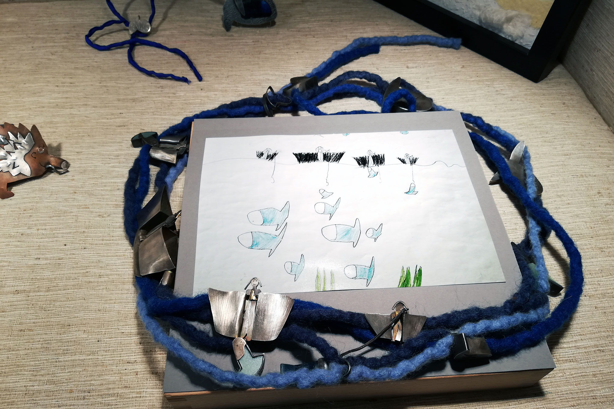großer Halschmuck mit Anglern und Fischen, Silber, Plexiglas und Filz (Maria Friedel)