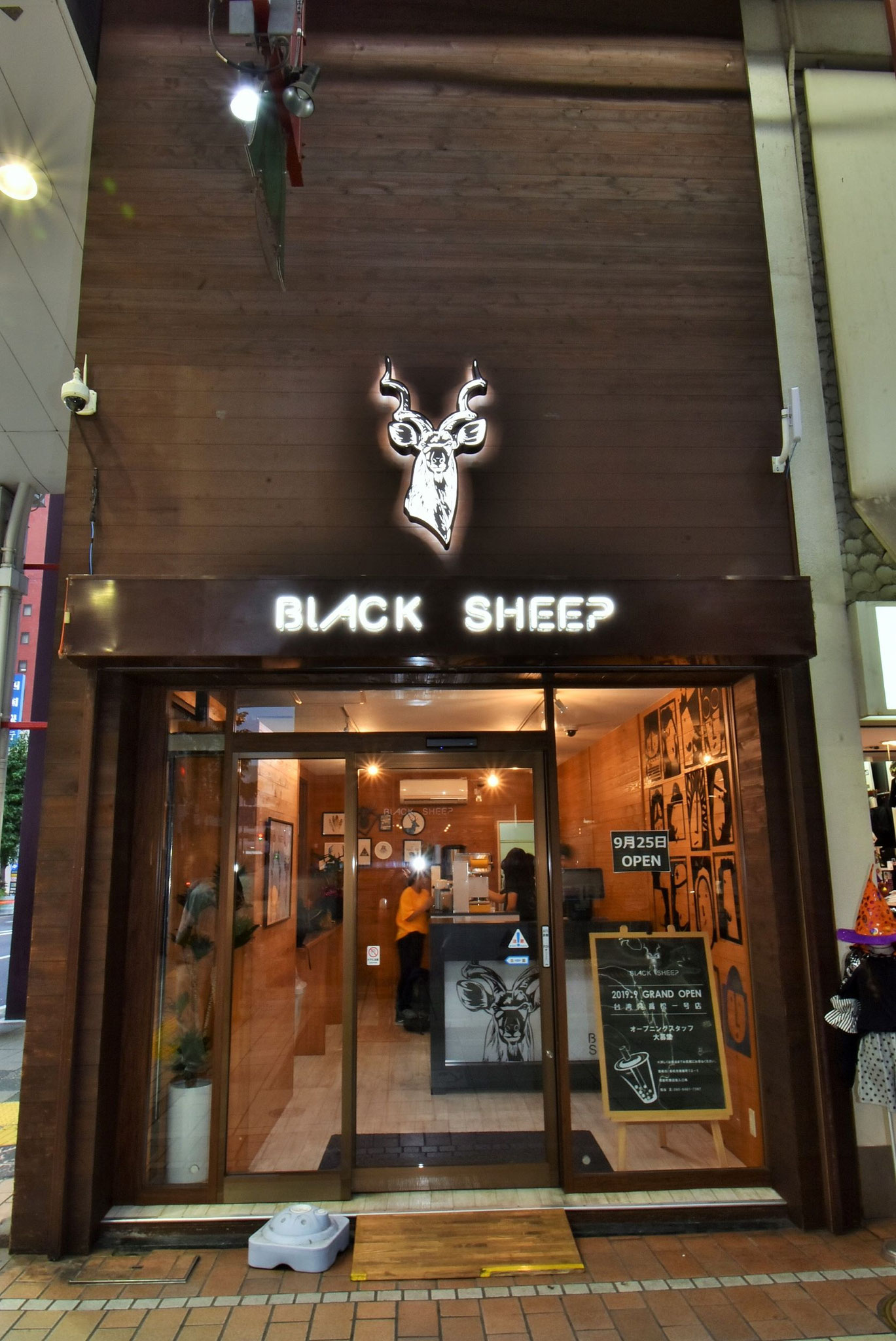 BLACK　SHEEP