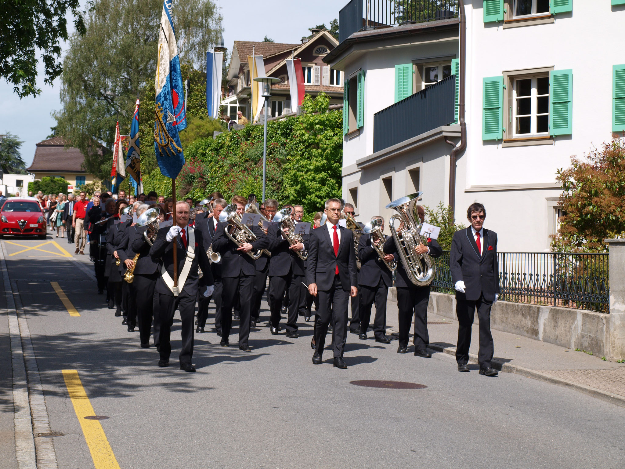 Mit Marschmusik ging es zum Pavillon.