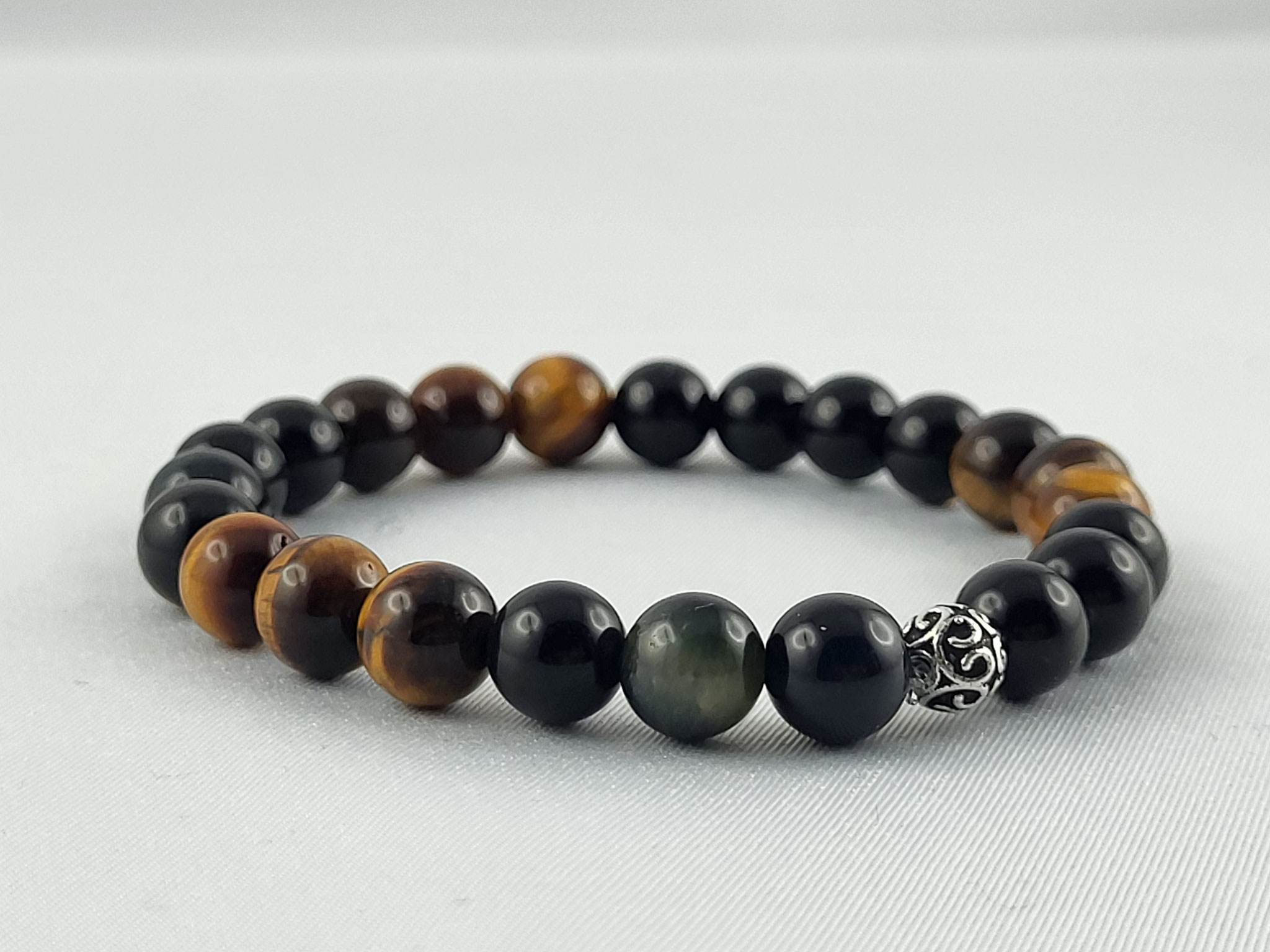 Tigerauge, Falkenauge und Onyx bilden gemeinsam ein kraftvolles Trio für Schutz, Fokus und innere Stärke. Sie helfen dir, zentriert zu bleiben, klare Entscheidungen zu treffen und dich gegen äußere Einflüsse abzugrenzen.