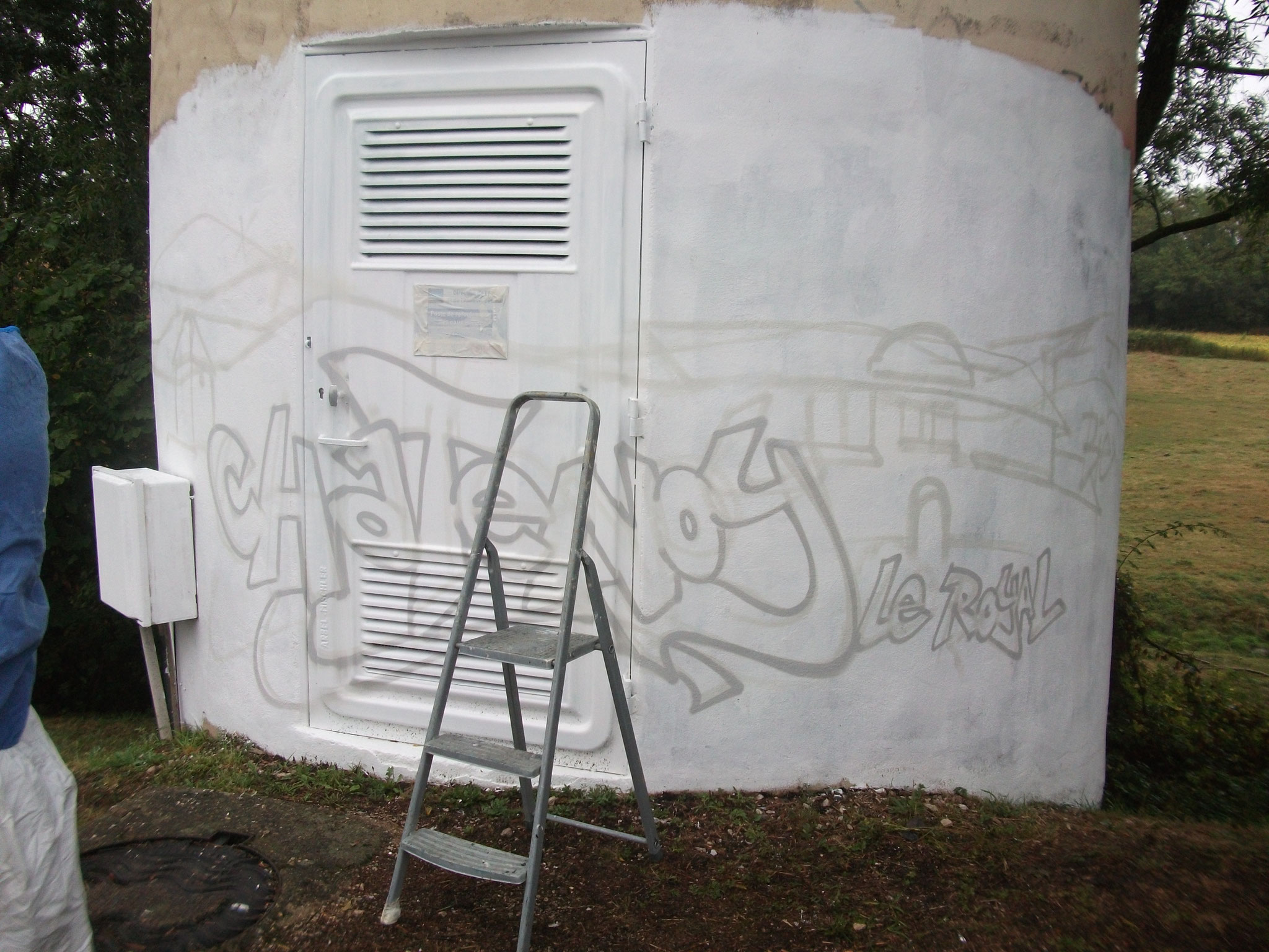 Rénovation et décoration de la station de pompage sur la route de Givry avec le graffeur SNARE