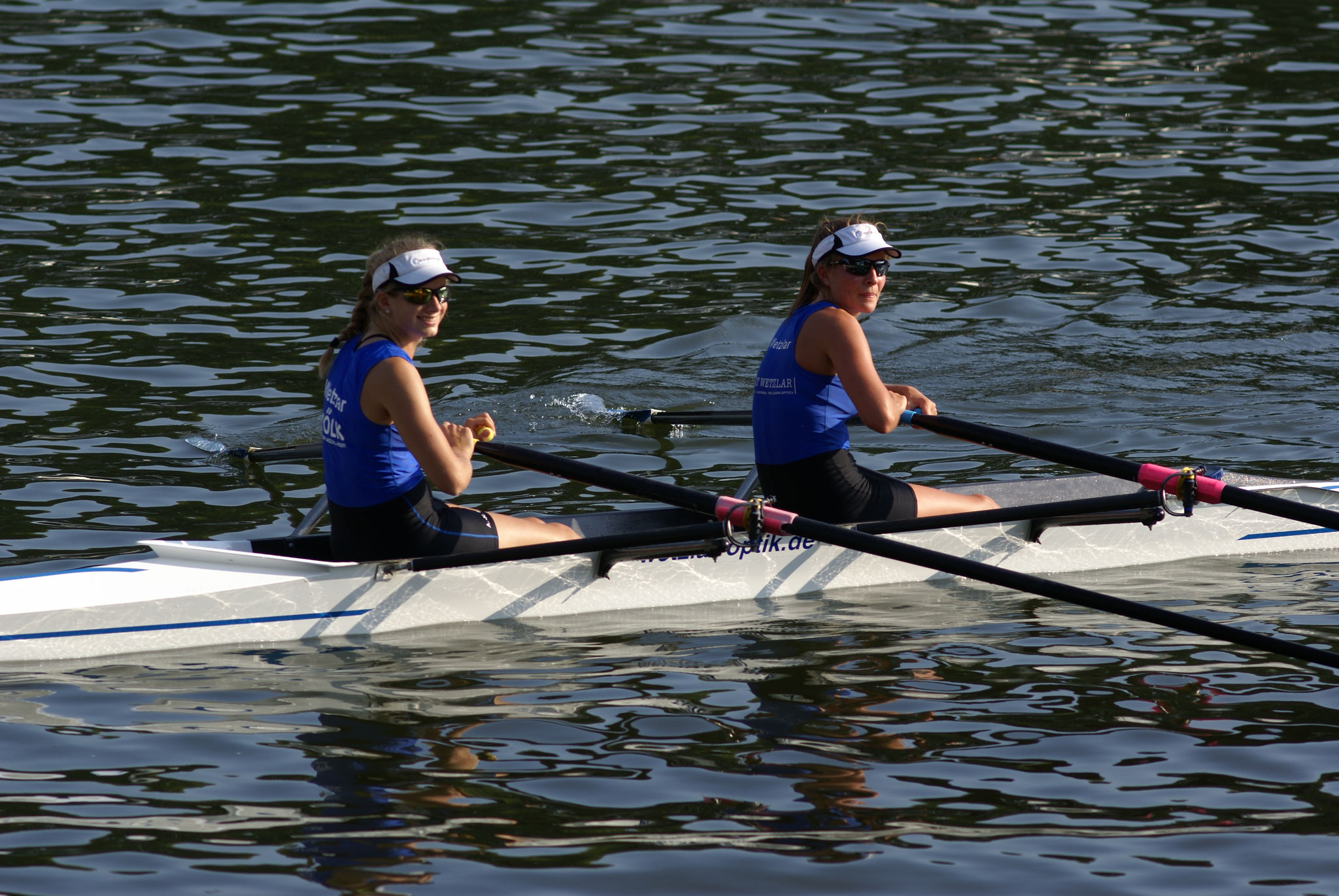 Ann-Kathrin und Sina auf dem Weg zum Siegersteg