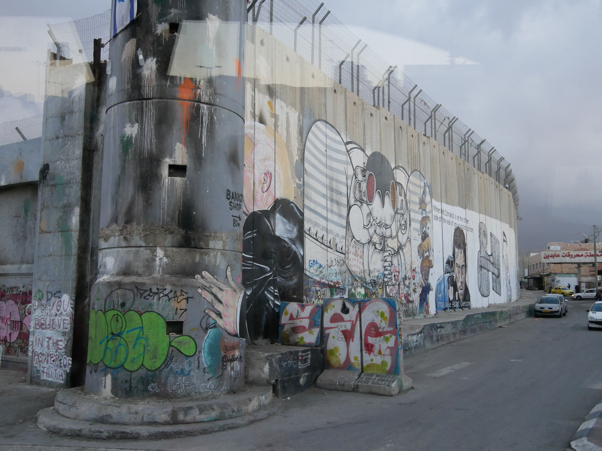 Bedrückend - 9 m hohe Mauern um Bethlehem am Racheltor