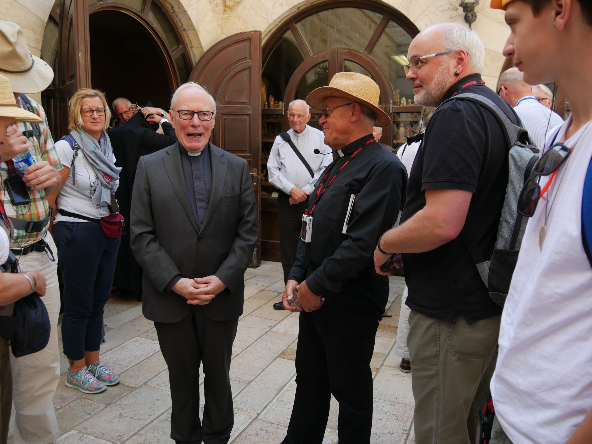 Hier treffen wir em. Erzbischof Werner Thissen aus Hamburg