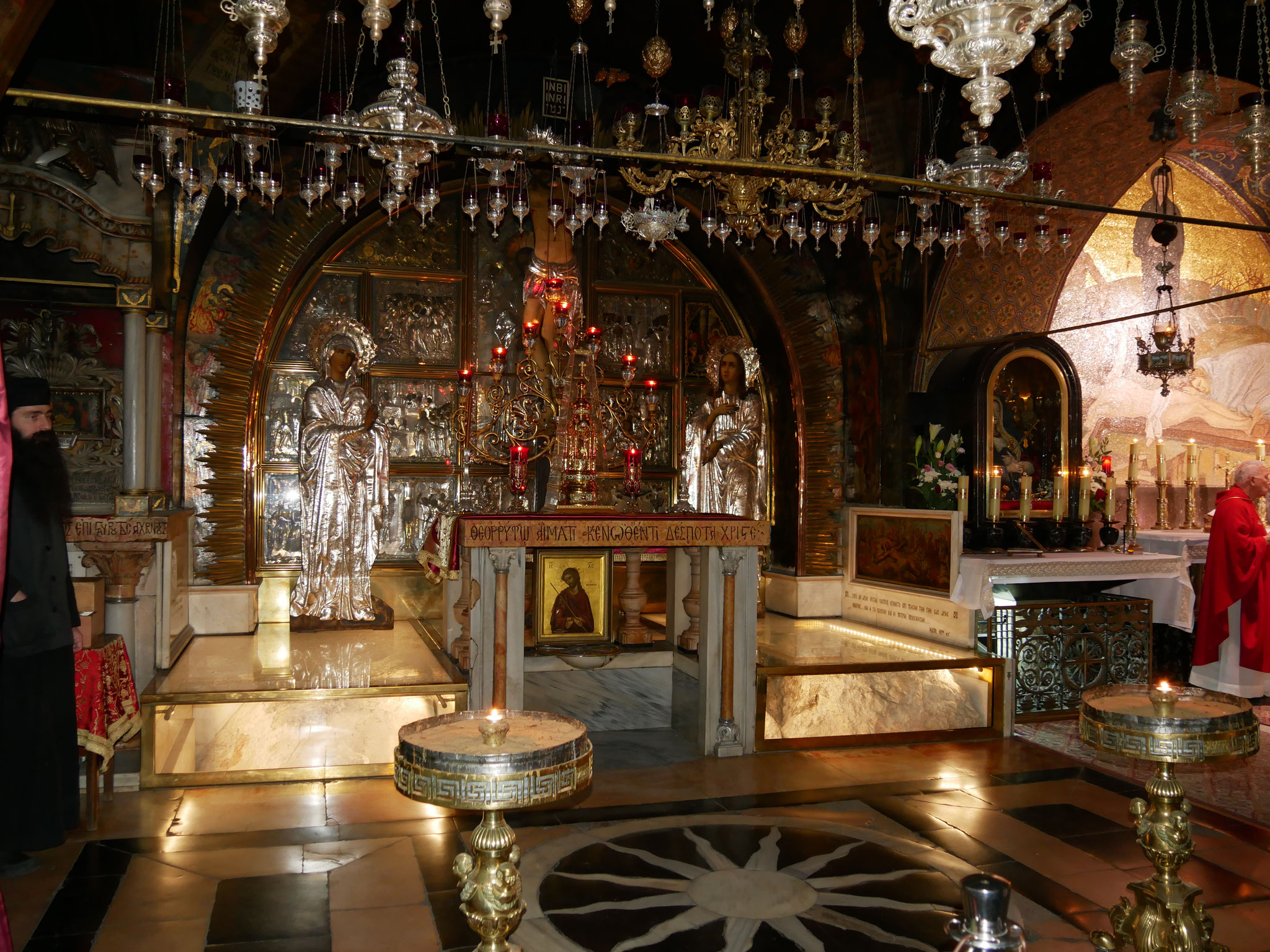 Der Golgotha-Stein - unter dem Altar