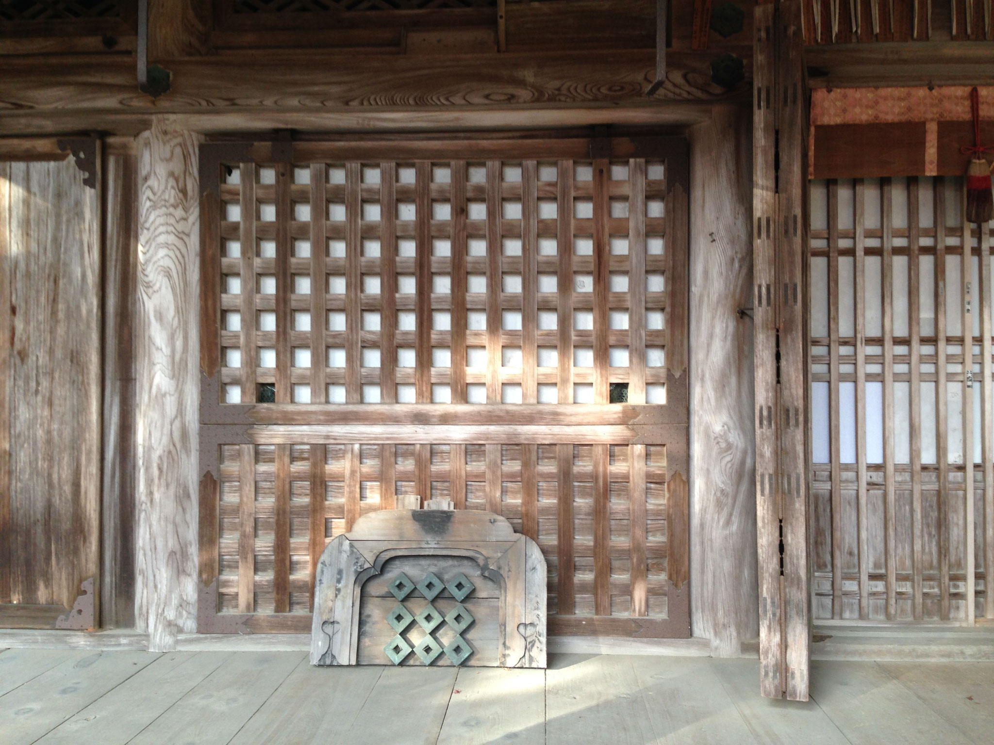 金蔵寺　九つ目紋の旧部材