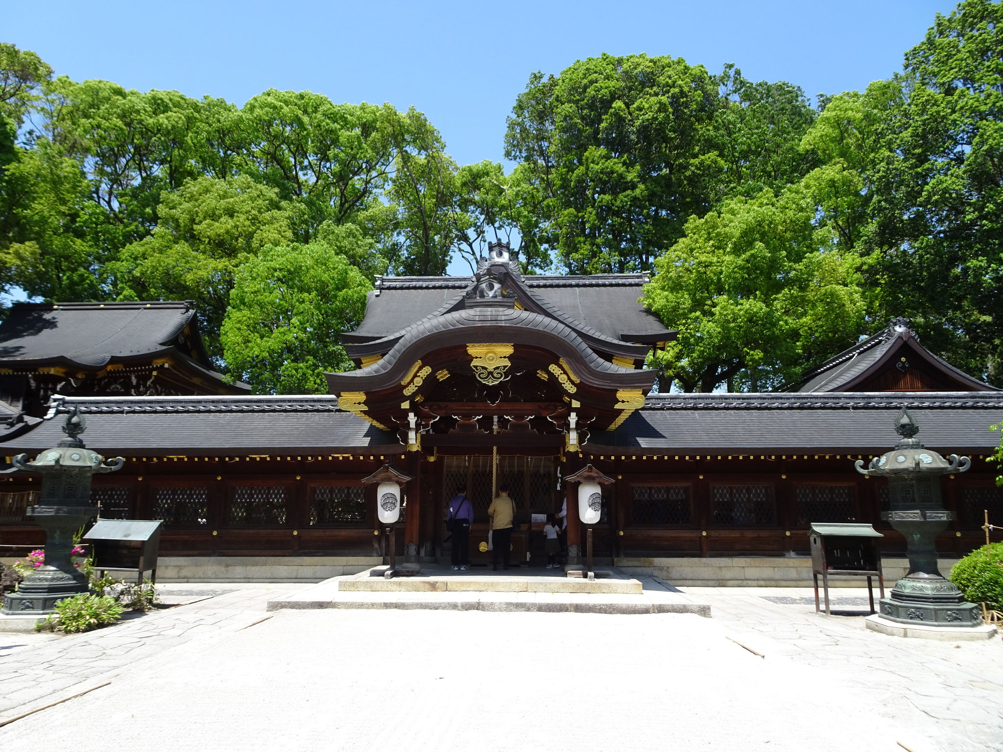 今宮神社　本殿前に本庄宗資灯籠