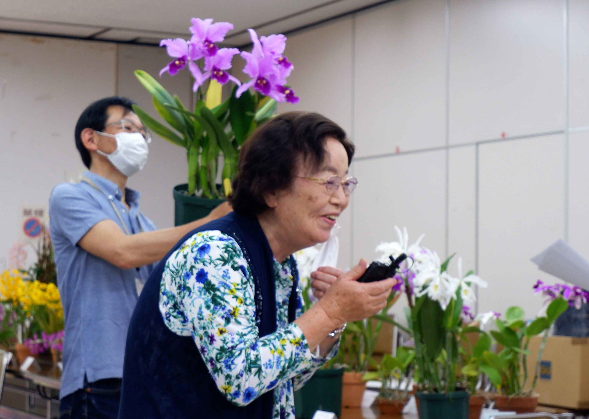 ２０２２年６月例会　展示花説明にも思わず笑みが・・・　